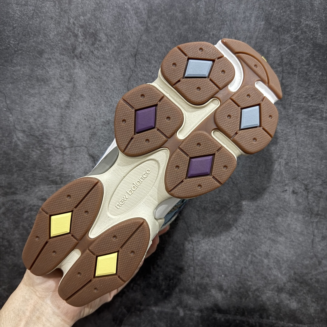 图片[9]-【K8纯原】 New Balance NB9060 联名款 复古休闲运动慢跑鞋 棕灰蓝色U9060BD1 原盒原配件齐全 全套原楦原纸板原厂数据开发 进口三明治网面 原装进口翻毛皮料正确绒感卡色 正确中底拉帮中底网布细节 原厂标裁 带紫光防伪 定制后跟透明水晶模块 冲裁组合 大底贴合程度胶水上色把控完美 整洁度挑战全网艺术家 多道序QC把关品质完善 匠心打造 耗时两个月开发完成 工艺极其复杂难度可想而知 新开独立私模大底 全网唯一正确六层组合大底 高端零售专供产物 尺码：36 37 37.5 38 38.5 39 40 40.5 41 42 42.5 43 44 45-选品中心
