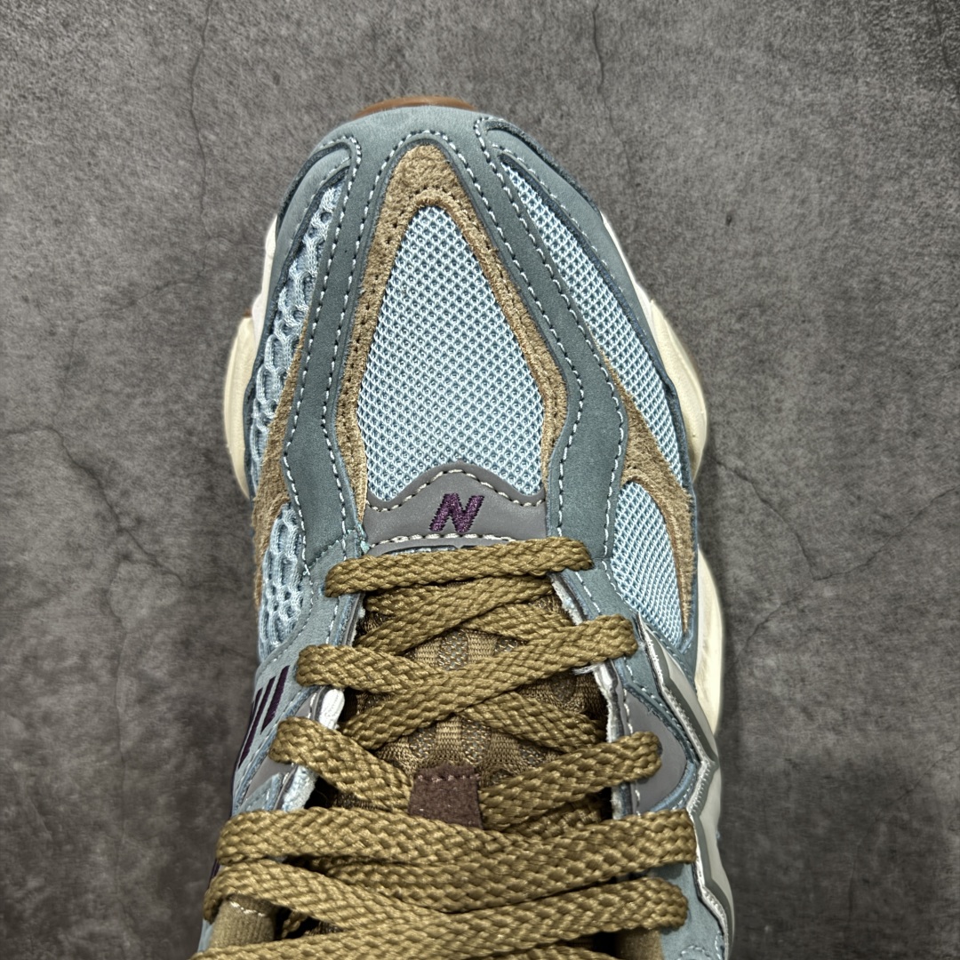 图片[5]-【K8纯原】 New Balance NB9060 联名款 复古休闲运动慢跑鞋 棕灰蓝色U9060BD1 原盒原配件齐全 全套原楦原纸板原厂数据开发 进口三明治网面 原装进口翻毛皮料正确绒感卡色 正确中底拉帮中底网布细节 原厂标裁 带紫光防伪 定制后跟透明水晶模块 冲裁组合 大底贴合程度胶水上色把控完美 整洁度挑战全网艺术家 多道序QC把关品质完善 匠心打造 耗时两个月开发完成 工艺极其复杂难度可想而知 新开独立私模大底 全网唯一正确六层组合大底 高端零售专供产物 尺码：36 37 37.5 38 38.5 39 40 40.5 41 42 42.5 43 44 45-选品中心