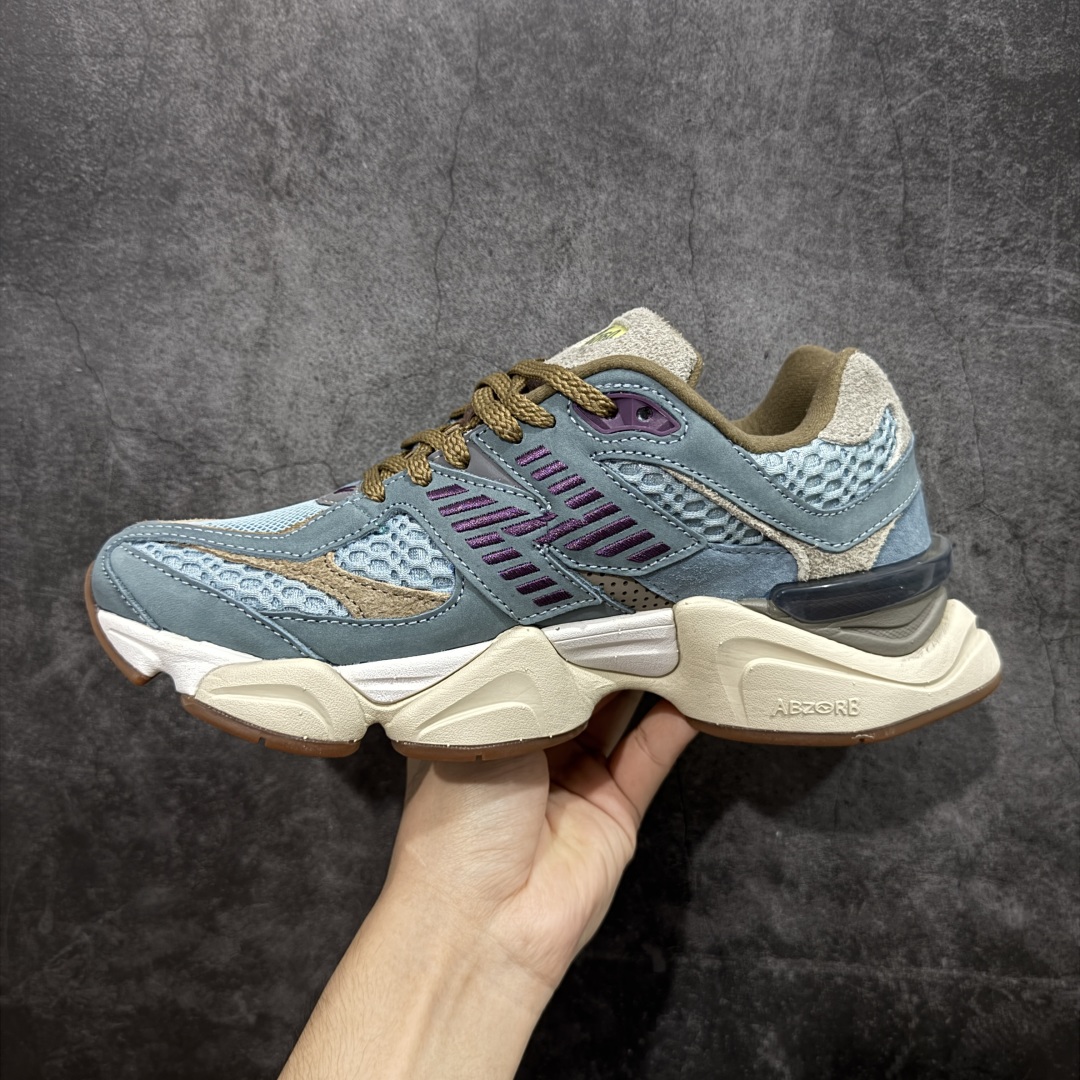 图片[2]-【K8纯原】 New Balance NB9060 联名款 复古休闲运动慢跑鞋 棕灰蓝色U9060BD1 原盒原配件齐全 全套原楦原纸板原厂数据开发 进口三明治网面 原装进口翻毛皮料正确绒感卡色 正确中底拉帮中底网布细节 原厂标裁 带紫光防伪 定制后跟透明水晶模块 冲裁组合 大底贴合程度胶水上色把控完美 整洁度挑战全网艺术家 多道序QC把关品质完善 匠心打造 耗时两个月开发完成 工艺极其复杂难度可想而知 新开独立私模大底 全网唯一正确六层组合大底 高端零售专供产物 尺码：36 37 37.5 38 38.5 39 40 40.5 41 42 42.5 43 44 45-选品中心