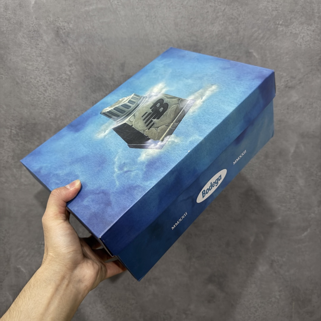 图片[11]-【K8纯原】 New Balance NB9060 联名款 复古休闲运动慢跑鞋 棕灰蓝色U9060BD1 原盒原配件齐全 全套原楦原纸板原厂数据开发 进口三明治网面 原装进口翻毛皮料正确绒感卡色 正确中底拉帮中底网布细节 原厂标裁 带紫光防伪 定制后跟透明水晶模块 冲裁组合 大底贴合程度胶水上色把控完美 整洁度挑战全网艺术家 多道序QC把关品质完善 匠心打造 耗时两个月开发完成 工艺极其复杂难度可想而知 新开独立私模大底 全网唯一正确六层组合大底 高端零售专供产物 尺码：36 37 37.5 38 38.5 39 40 40.5 41 42 42.5 43 44 45-选品中心