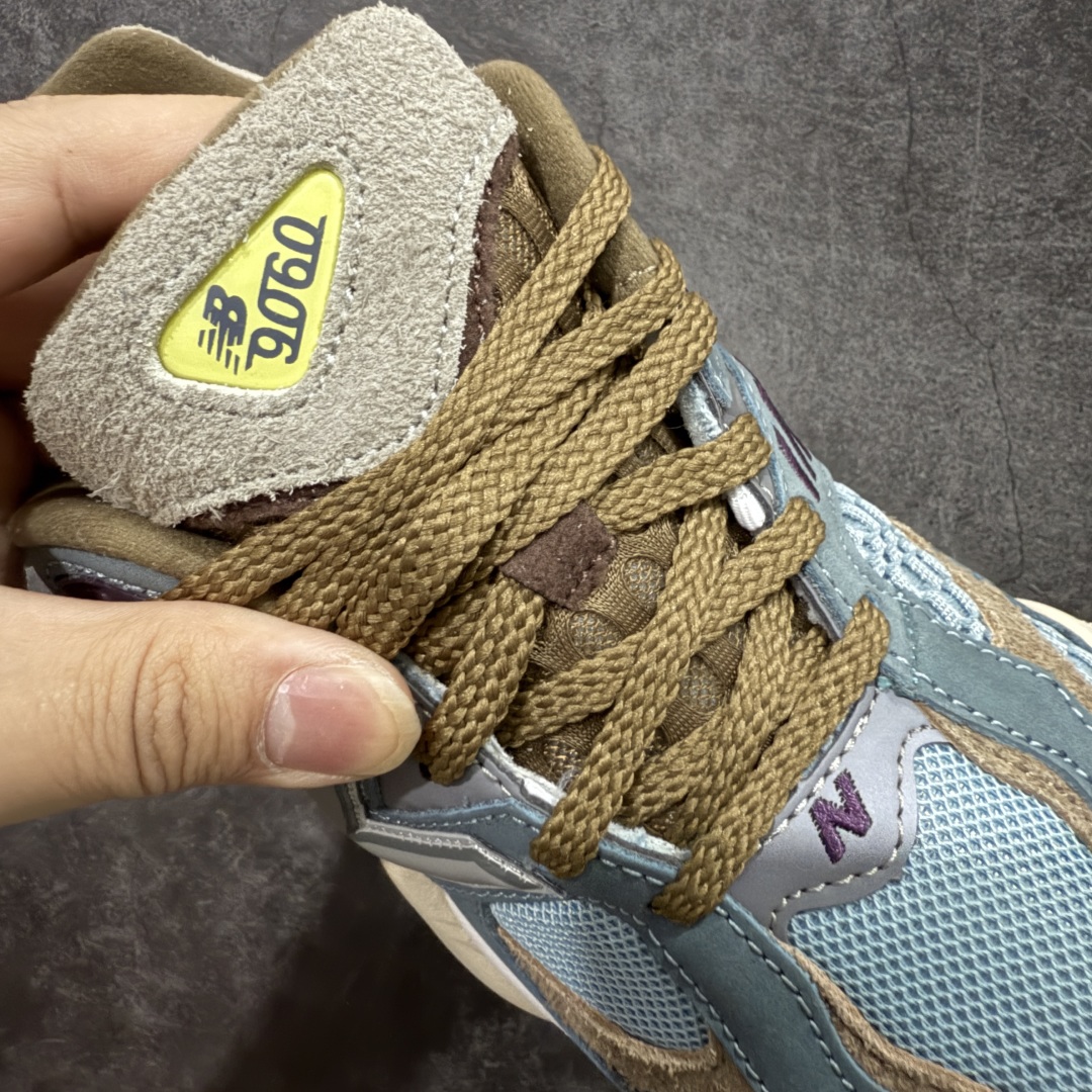 图片[5]-【K8纯原】 New Balance NB9060 联名款 复古休闲运动慢跑鞋 棕灰蓝色U9060BD1 原盒原配件齐全 全套原楦原纸板原厂数据开发 进口三明治网面 原装进口翻毛皮料正确绒感卡色 正确中底拉帮中底网布细节 原厂标裁 带紫光防伪 定制后跟透明水晶模块 冲裁组合 大底贴合程度胶水上色把控完美 整洁度挑战全网艺术家 多道序QC把关品质完善 匠心打造 耗时两个月开发完成 工艺极其复杂难度可想而知 新开独立私模大底 全网唯一正确六层组合大底 高端零售专供产物 尺码：36 37 37.5 38 38.5 39 40 40.5 41 42 42.5 43 44 45-选品中心