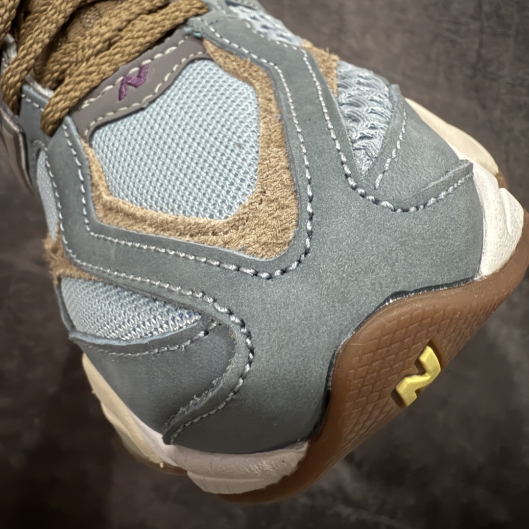 图片[4]-【K8纯原】 New Balance NB9060 联名款 复古休闲运动慢跑鞋 棕灰蓝色U9060BD1 原盒原配件齐全 全套原楦原纸板原厂数据开发 进口三明治网面 原装进口翻毛皮料正确绒感卡色 正确中底拉帮中底网布细节 原厂标裁 带紫光防伪 定制后跟透明水晶模块 冲裁组合 大底贴合程度胶水上色把控完美 整洁度挑战全网艺术家 多道序QC把关品质完善 匠心打造 耗时两个月开发完成 工艺极其复杂难度可想而知 新开独立私模大底 全网唯一正确六层组合大底 高端零售专供产物 尺码：36 37 37.5 38 38.5 39 40 40.5 41 42 42.5 43 44 45-选品中心