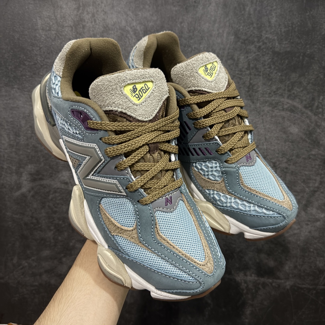 【K8纯原】 New Balance NB9060 联名款 复古休闲运动慢跑鞋 棕灰蓝色U9060BD1 原盒原配件齐全 全套原楦原纸板原厂数据开发 进口三明治网面 原装进口翻毛皮料正确绒感卡色 正确中底拉帮中底网布细节 原厂标裁 带紫光防伪 定制后跟透明水晶模块 冲裁组合 大底贴合程度胶水上色把控完美 整洁度挑战全网艺术家 多道序QC把关品质完善 匠心打造 耗时两个月开发完成 工艺极其复杂难度可想而知 新开独立私模大底 全网唯一正确六层组合大底 高端零售专供产物 尺码:36 37 37.5 38 38.5 39 40 40.5 41 42 42.5 43 44 45-选品中心