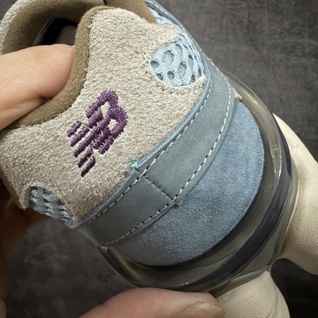 图片[2]-【K8纯原】 New Balance NB9060 联名款 复古休闲运动慢跑鞋 棕灰蓝色U9060BD1 原盒原配件齐全 全套原楦原纸板原厂数据开发 进口三明治网面 原装进口翻毛皮料正确绒感卡色 正确中底拉帮中底网布细节 原厂标裁 带紫光防伪 定制后跟透明水晶模块 冲裁组合 大底贴合程度胶水上色把控完美 整洁度挑战全网艺术家 多道序QC把关品质完善 匠心打造 耗时两个月开发完成 工艺极其复杂难度可想而知 新开独立私模大底 全网唯一正确六层组合大底 高端零售专供产物 尺码：36 37 37.5 38 38.5 39 40 40.5 41 42 42.5 43 44 45-选品中心
