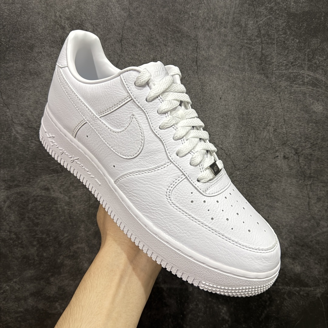 图片[3]-【GX2.0纯原】NOCTA×Nike Air Force 1 Low certified lover boy 经典 Drake联名 低帮空军一号休闲板鞋 CZ8065-100 顶级空军 皮料质感满分💯 超细腻纳帕头层软皮 吊打市场其他代号版本 全鞋电脑针车 工整有序 原厂港宝加持完美还原灵魂版型 原盒原配从里到外百分百还原 原厂全头层原厂皮料 原标原盒 内置Sole气垫 中底白色背胶 中底划线 已经无限的接近公司 原厂楦头 原厂刺绣 后跟弧度修正 正确中底四线防伪 尺码：36 36.5 37.5 38 38.5 39 40 40.5 41 42 42.5 43 44 44.5 45 46-选品中心