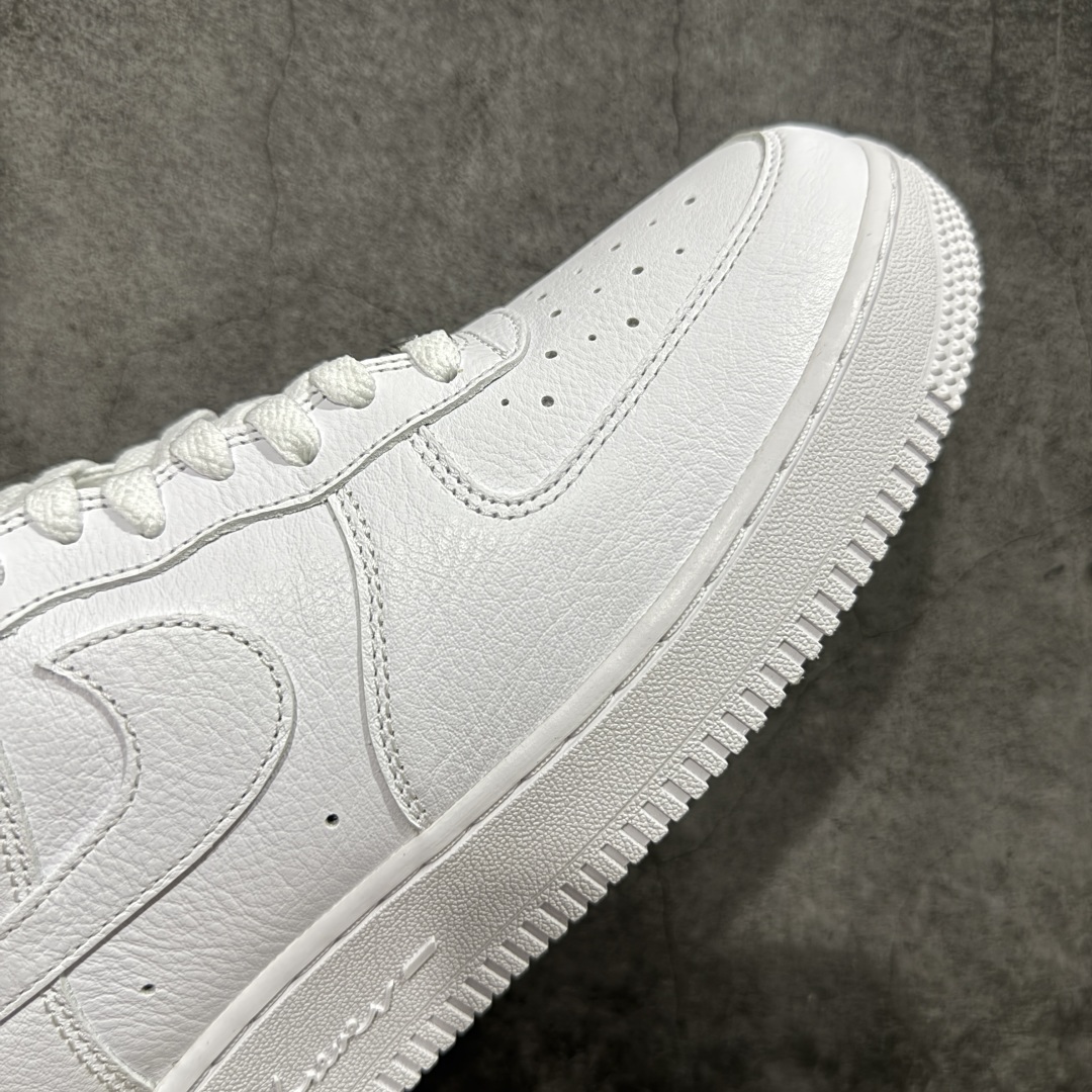 图片[6]-【GX2.0纯原】NOCTA×Nike Air Force 1 Low certified lover boy 经典 Drake联名 低帮空军一号休闲板鞋 CZ8065-100 顶级空军 皮料质感满分💯 超细腻纳帕头层软皮 吊打市场其他代号版本 全鞋电脑针车 工整有序 原厂港宝加持完美还原灵魂版型 原盒原配从里到外百分百还原 原厂全头层原厂皮料 原标原盒 内置Sole气垫 中底白色背胶 中底划线 已经无限的接近公司 原厂楦头 原厂刺绣 后跟弧度修正 正确中底四线防伪 尺码：36 36.5 37.5 38 38.5 39 40 40.5 41 42 42.5 43 44 44.5 45 46-选品中心