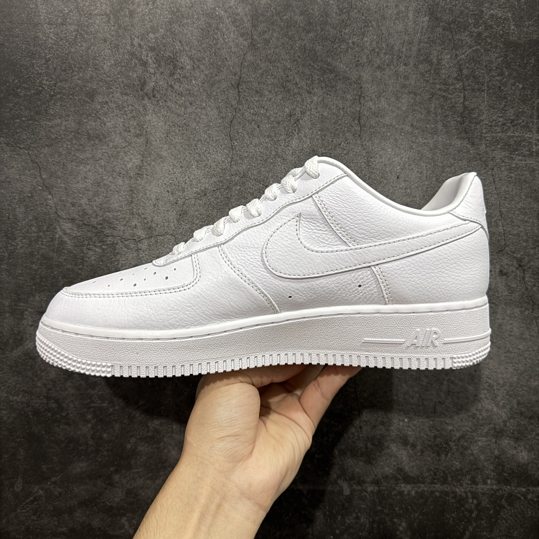 图片[2]-【GX2.0纯原】NOCTA×Nike Air Force 1 Low certified lover boy 经典 Drake联名 低帮空军一号休闲板鞋 CZ8065-100 顶级空军 皮料质感满分💯 超细腻纳帕头层软皮 吊打市场其他代号版本 全鞋电脑针车 工整有序 原厂港宝加持完美还原灵魂版型 原盒原配从里到外百分百还原 原厂全头层原厂皮料 原标原盒 内置Sole气垫 中底白色背胶 中底划线 已经无限的接近公司 原厂楦头 原厂刺绣 后跟弧度修正 正确中底四线防伪 尺码：36 36.5 37.5 38 38.5 39 40 40.5 41 42 42.5 43 44 44.5 45 46-选品中心