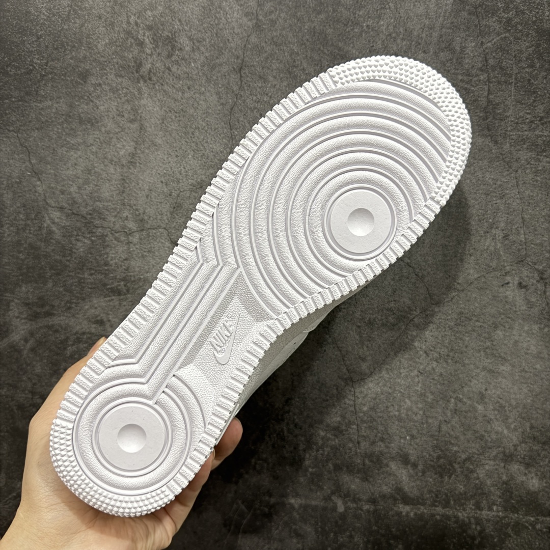 图片[9]-【GX2.0纯原】NOCTA×Nike Air Force 1 Low certified lover boy 经典 Drake联名 低帮空军一号休闲板鞋 CZ8065-100 顶级空军 皮料质感满分💯 超细腻纳帕头层软皮 吊打市场其他代号版本 全鞋电脑针车 工整有序 原厂港宝加持完美还原灵魂版型 原盒原配从里到外百分百还原 原厂全头层原厂皮料 原标原盒 内置Sole气垫 中底白色背胶 中底划线 已经无限的接近公司 原厂楦头 原厂刺绣 后跟弧度修正 正确中底四线防伪 尺码：36 36.5 37.5 38 38.5 39 40 40.5 41 42 42.5 43 44 44.5 45 46-选品中心