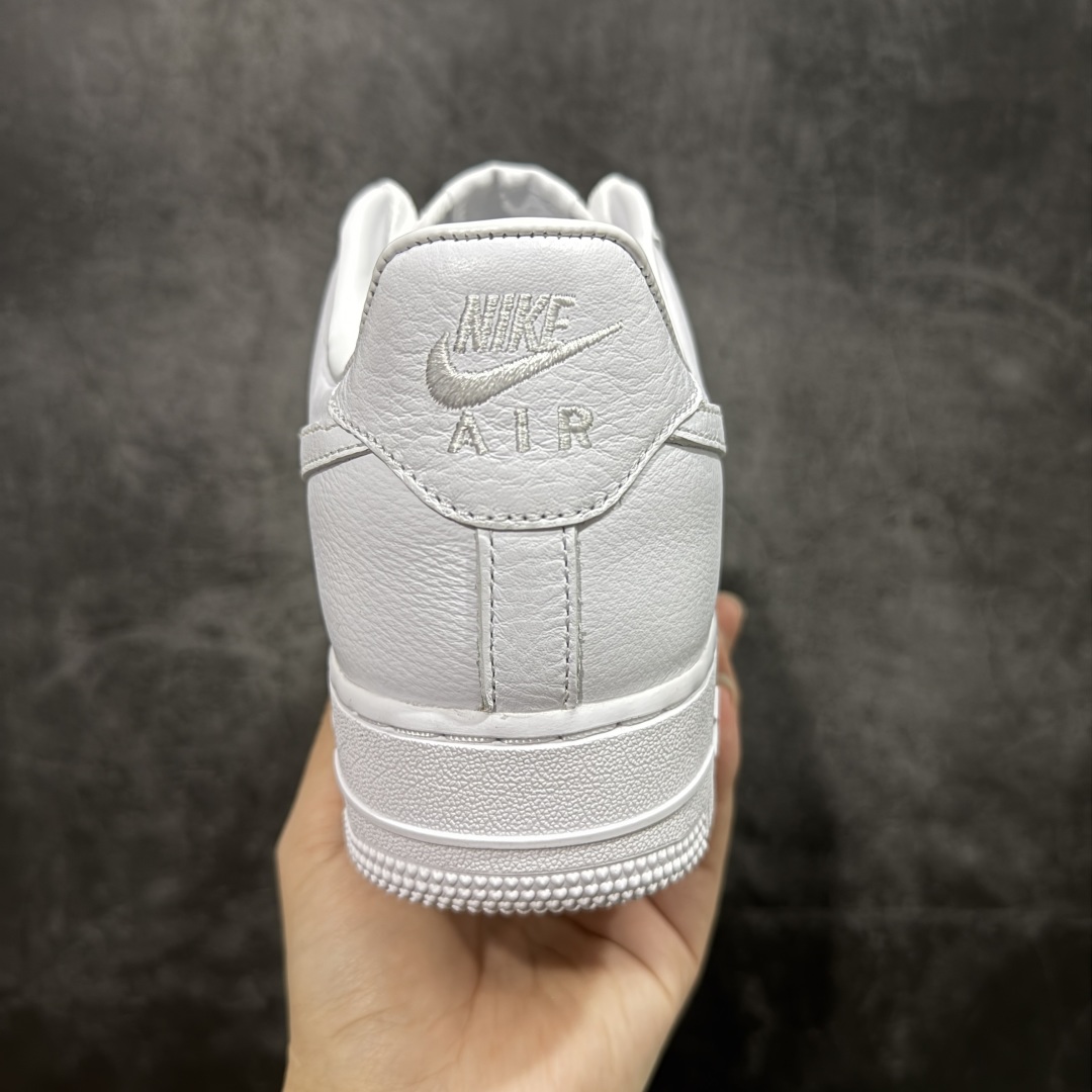 图片[4]-【GX2.0纯原】NOCTA×Nike Air Force 1 Low certified lover boy 经典 Drake联名 低帮空军一号休闲板鞋 CZ8065-100 顶级空军 皮料质感满分💯 超细腻纳帕头层软皮 吊打市场其他代号版本 全鞋电脑针车 工整有序 原厂港宝加持完美还原灵魂版型 原盒原配从里到外百分百还原 原厂全头层原厂皮料 原标原盒 内置Sole气垫 中底白色背胶 中底划线 已经无限的接近公司 原厂楦头 原厂刺绣 后跟弧度修正 正确中底四线防伪 尺码：36 36.5 37.5 38 38.5 39 40 40.5 41 42 42.5 43 44 44.5 45 46-选品中心