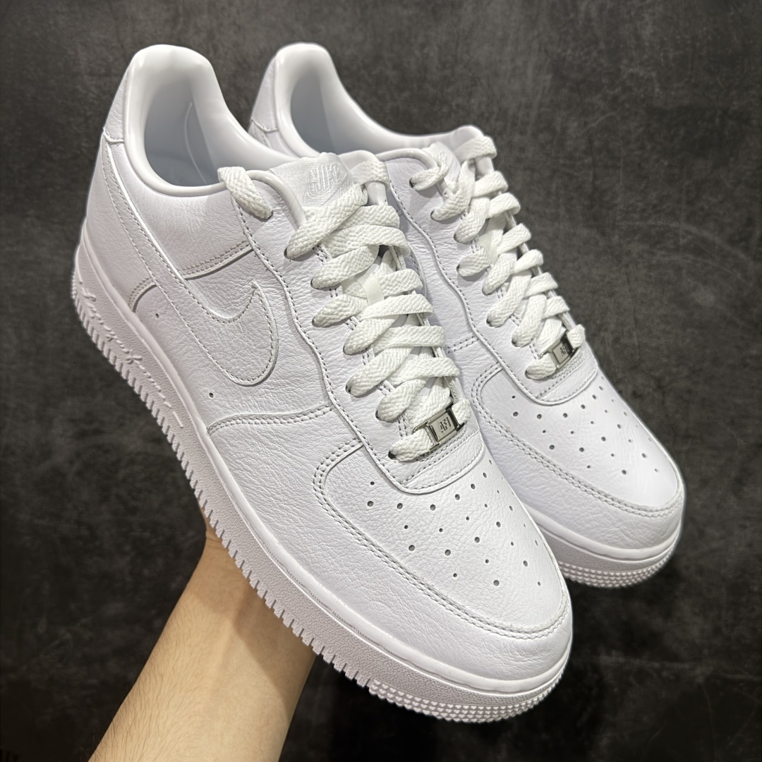 【GX2.0纯原】NOCTA×Nike Air Force 1 Low certified lover boy 经典 Drake联名 低帮空军一号休闲板鞋 CZ8065-100 顶级空军 皮料质感满分💯 超细腻纳帕头层软皮 吊打市场其他代号版本 全鞋电脑针车 工整有序 原厂港宝加持完美还原灵魂版型 原盒原配从里到外百分百还原 原厂全头层原厂皮料 原标原盒 内置Sole气垫 中底白色背胶 中底划线 已经无限的接近公司 原厂楦头 原厂刺绣 后跟弧度修正 正确中底四线防伪 尺码:36 36.5 37.5 38 38.5 39 40 40.5 41 42 42.5 43 44 44.5 45 46-选品中心