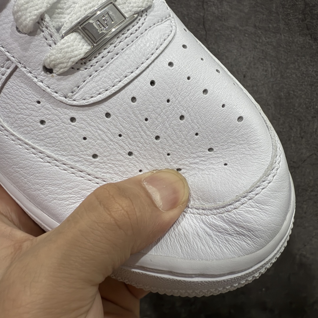 图片[4]-【GX2.0纯原】NOCTA×Nike Air Force 1 Low certified lover boy 经典 Drake联名 低帮空军一号休闲板鞋 CZ8065-100 顶级空军 皮料质感满分💯 超细腻纳帕头层软皮 吊打市场其他代号版本 全鞋电脑针车 工整有序 原厂港宝加持完美还原灵魂版型 原盒原配从里到外百分百还原 原厂全头层原厂皮料 原标原盒 内置Sole气垫 中底白色背胶 中底划线 已经无限的接近公司 原厂楦头 原厂刺绣 后跟弧度修正 正确中底四线防伪 尺码：36 36.5 37.5 38 38.5 39 40 40.5 41 42 42.5 43 44 44.5 45 46-选品中心