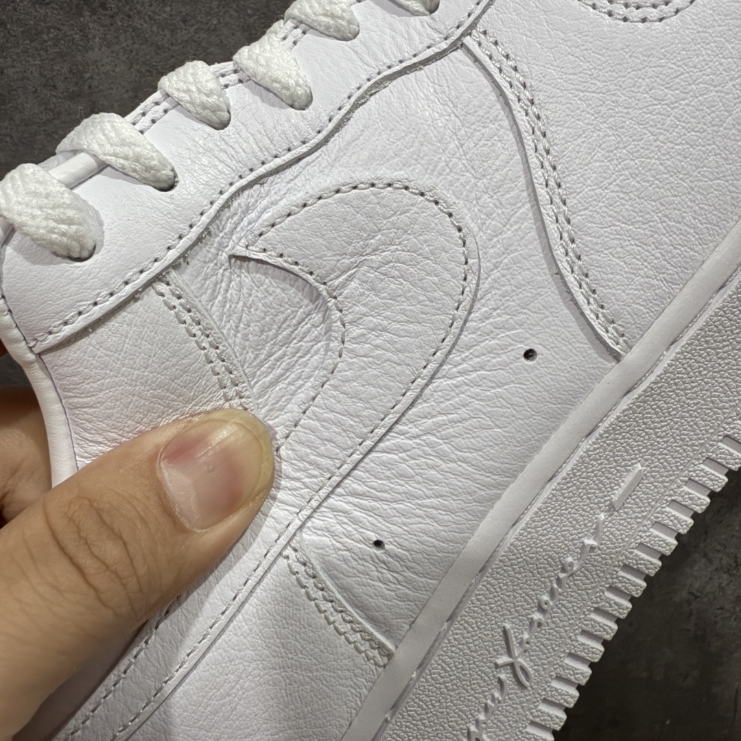 图片[3]-【GX2.0纯原】NOCTA×Nike Air Force 1 Low certified lover boy 经典 Drake联名 低帮空军一号休闲板鞋 CZ8065-100 顶级空军 皮料质感满分💯 超细腻纳帕头层软皮 吊打市场其他代号版本 全鞋电脑针车 工整有序 原厂港宝加持完美还原灵魂版型 原盒原配从里到外百分百还原 原厂全头层原厂皮料 原标原盒 内置Sole气垫 中底白色背胶 中底划线 已经无限的接近公司 原厂楦头 原厂刺绣 后跟弧度修正 正确中底四线防伪 尺码：36 36.5 37.5 38 38.5 39 40 40.5 41 42 42.5 43 44 44.5 45 46-选品中心