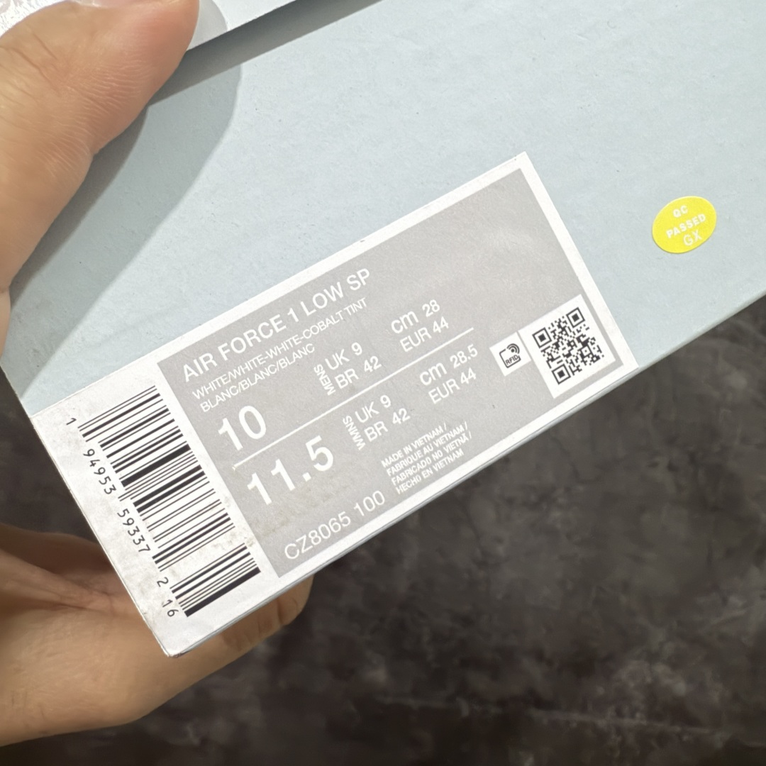 图片[9]-【GX2.0纯原】NOCTA×Nike Air Force 1 Low certified lover boy 经典 Drake联名 低帮空军一号休闲板鞋 CZ8065-100 顶级空军 皮料质感满分💯 超细腻纳帕头层软皮 吊打市场其他代号版本 全鞋电脑针车 工整有序 原厂港宝加持完美还原灵魂版型 原盒原配从里到外百分百还原 原厂全头层原厂皮料 原标原盒 内置Sole气垫 中底白色背胶 中底划线 已经无限的接近公司 原厂楦头 原厂刺绣 后跟弧度修正 正确中底四线防伪 尺码：36 36.5 37.5 38 38.5 39 40 40.5 41 42 42.5 43 44 44.5 45 46-选品中心
