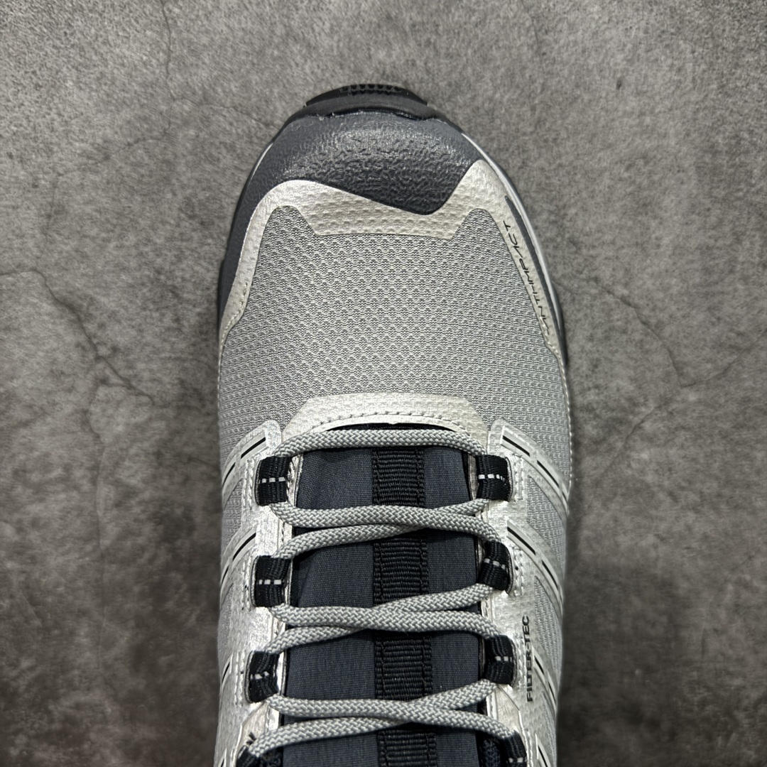 图片[5]-【GX纯原】凯乐石KAILAS 远征5 FLT 舒适简约经典登山 防滑耐磨防水 低帮 徒步鞋 市面唯一正确防泼水防水面料 正确防水内里布 真正做到内外防水 区别市场假防水 鞋面材质：运用耐磨防砂网布，能防止沙石进入鞋内，同时具备良好的透气性，可让脚部保持干爽。 \\t鞋底性能：搭载Vibram防滑耐磨大底，有出色的抓地力，仿鲨齿纹路设计，能应对各种复杂路面；鞋底还能提供良好的稳定性和支撑力，减少脚部疲劳。 \\t防水技术：采用FILTERTEC防水透气技术，防水指数高达8000mm H₂O，能有效防止雨水渗透，同时能保持脚面干爽。 \\t细节设计：鞋头采用橡胶防撞包边，保护脚趾免受伤害；鞋舌一体式设计，防止碎石泥沙进入；采用亚洲人脚型鞋楦设计，配合中腰包裹，提高舒适性。 适用场景：适合多日或单日轻装徒步，也可用于城市通勤，是一双兼顾户外与日常穿着的多功能鞋子。 尺码：40 41.5 42 42.5 43 44 44.5 45（女码第二轮出货）-选品中心