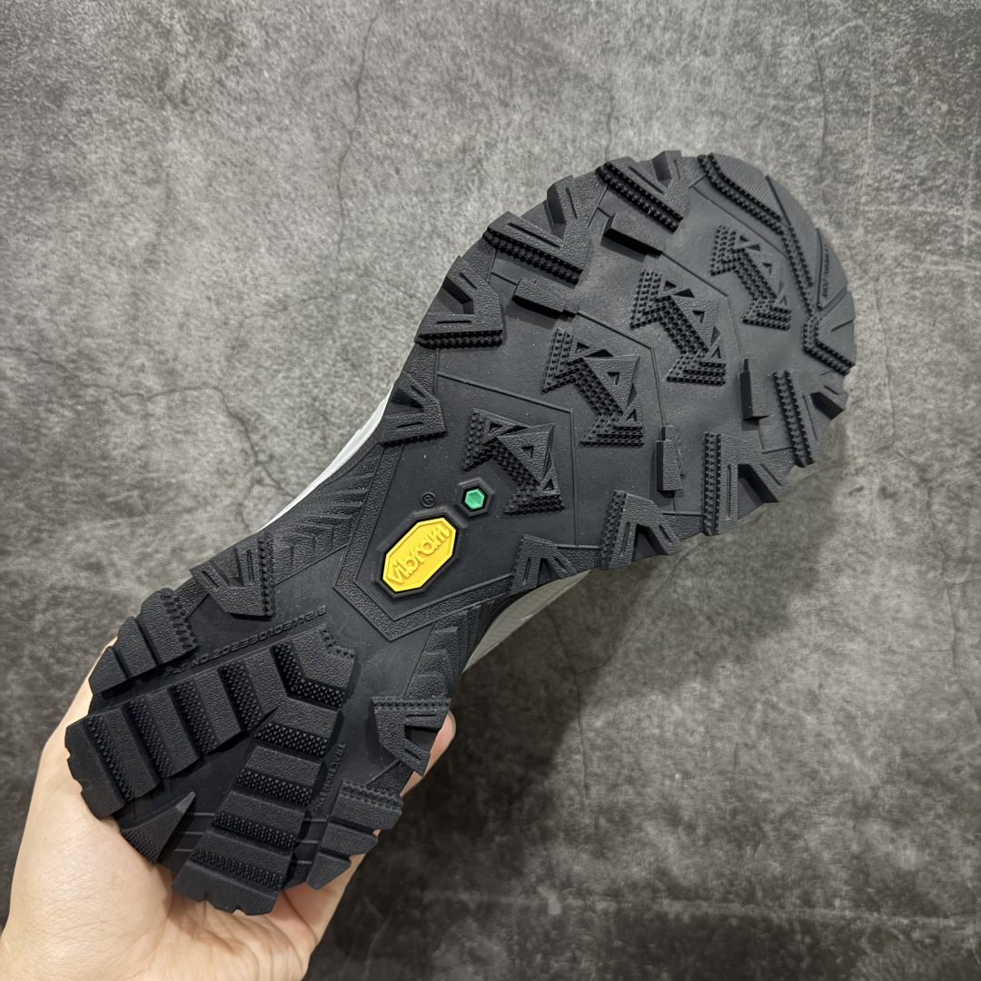 图片[9]-【GX纯原】凯乐石KAILAS 远征5 FLT 舒适简约经典登山 防滑耐磨防水 低帮 徒步鞋 市面唯一正确防泼水防水面料 正确防水内里布 真正做到内外防水 区别市场假防水 鞋面材质：运用耐磨防砂网布，能防止沙石进入鞋内，同时具备良好的透气性，可让脚部保持干爽。 \\t鞋底性能：搭载Vibram防滑耐磨大底，有出色的抓地力，仿鲨齿纹路设计，能应对各种复杂路面；鞋底还能提供良好的稳定性和支撑力，减少脚部疲劳。 \\t防水技术：采用FILTERTEC防水透气技术，防水指数高达8000mm H₂O，能有效防止雨水渗透，同时能保持脚面干爽。 \\t细节设计：鞋头采用橡胶防撞包边，保护脚趾免受伤害；鞋舌一体式设计，防止碎石泥沙进入；采用亚洲人脚型鞋楦设计，配合中腰包裹，提高舒适性。 适用场景：适合多日或单日轻装徒步，也可用于城市通勤，是一双兼顾户外与日常穿着的多功能鞋子。 尺码：40 41.5 42 42.5 43 44 44.5 45（女码第二轮出货）-选品中心