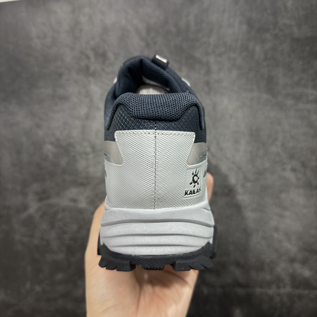图片[4]-【GX纯原】凯乐石KAILAS 远征5 FLT 舒适简约经典登山 防滑耐磨防水 低帮 徒步鞋 市面唯一正确防泼水防水面料 正确防水内里布 真正做到内外防水 区别市场假防水 鞋面材质：运用耐磨防砂网布，能防止沙石进入鞋内，同时具备良好的透气性，可让脚部保持干爽。 \\t鞋底性能：搭载Vibram防滑耐磨大底，有出色的抓地力，仿鲨齿纹路设计，能应对各种复杂路面；鞋底还能提供良好的稳定性和支撑力，减少脚部疲劳。 \\t防水技术：采用FILTERTEC防水透气技术，防水指数高达8000mm H₂O，能有效防止雨水渗透，同时能保持脚面干爽。 \\t细节设计：鞋头采用橡胶防撞包边，保护脚趾免受伤害；鞋舌一体式设计，防止碎石泥沙进入；采用亚洲人脚型鞋楦设计，配合中腰包裹，提高舒适性。 适用场景：适合多日或单日轻装徒步，也可用于城市通勤，是一双兼顾户外与日常穿着的多功能鞋子。 尺码：40 41.5 42 42.5 43 44 44.5 45（女码第二轮出货）-选品中心