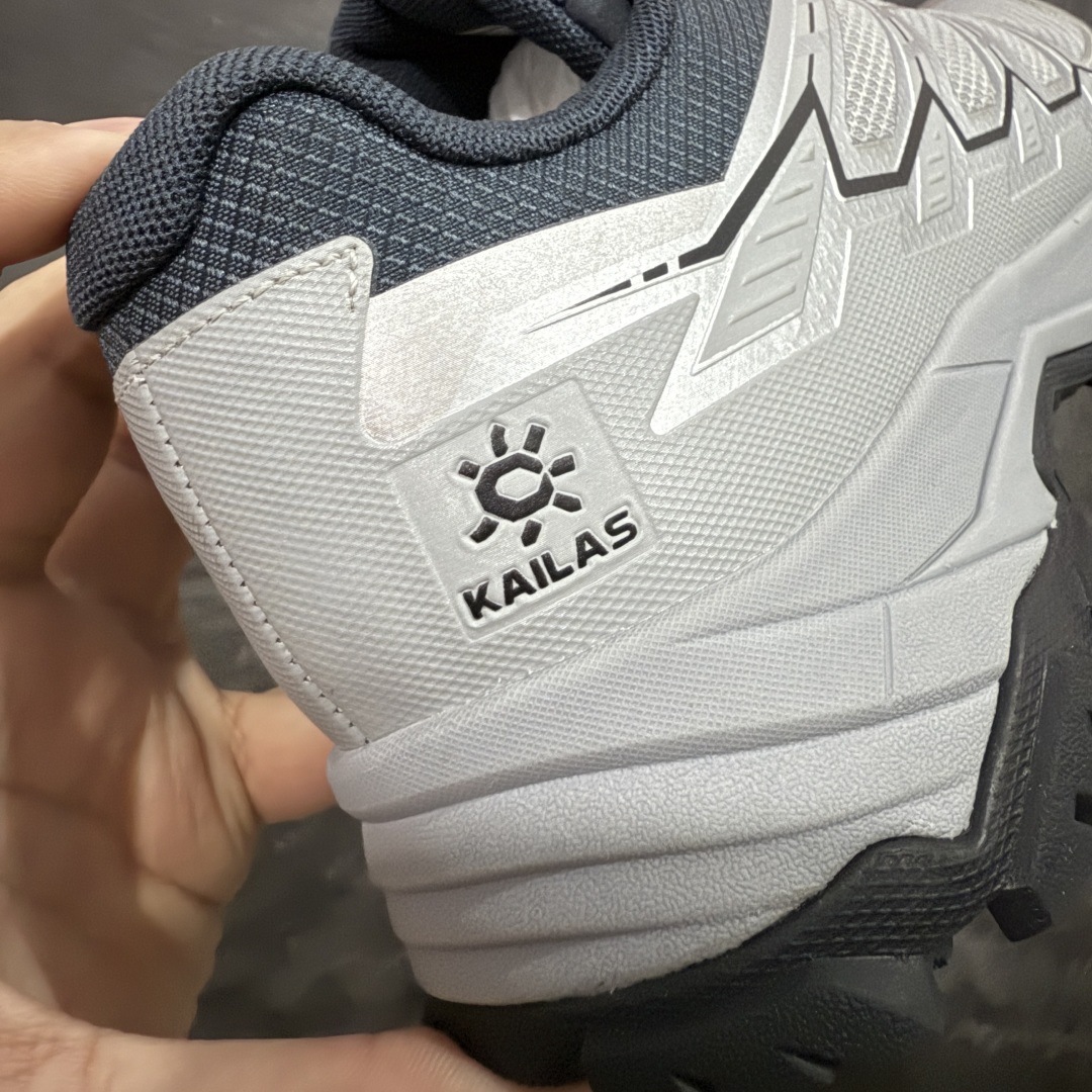 图片[2]-【GX纯原】凯乐石KAILAS 远征5 FLT 舒适简约经典登山 防滑耐磨防水 低帮 徒步鞋 市面唯一正确防泼水防水面料 正确防水内里布 真正做到内外防水 区别市场假防水 鞋面材质：运用耐磨防砂网布，能防止沙石进入鞋内，同时具备良好的透气性，可让脚部保持干爽。 \\t鞋底性能：搭载Vibram防滑耐磨大底，有出色的抓地力，仿鲨齿纹路设计，能应对各种复杂路面；鞋底还能提供良好的稳定性和支撑力，减少脚部疲劳。 \\t防水技术：采用FILTERTEC防水透气技术，防水指数高达8000mm H₂O，能有效防止雨水渗透，同时能保持脚面干爽。 \\t细节设计：鞋头采用橡胶防撞包边，保护脚趾免受伤害；鞋舌一体式设计，防止碎石泥沙进入；采用亚洲人脚型鞋楦设计，配合中腰包裹，提高舒适性。 适用场景：适合多日或单日轻装徒步，也可用于城市通勤，是一双兼顾户外与日常穿着的多功能鞋子。 尺码：40 41.5 42 42.5 43 44 44.5 45（女码第二轮出货）-选品中心