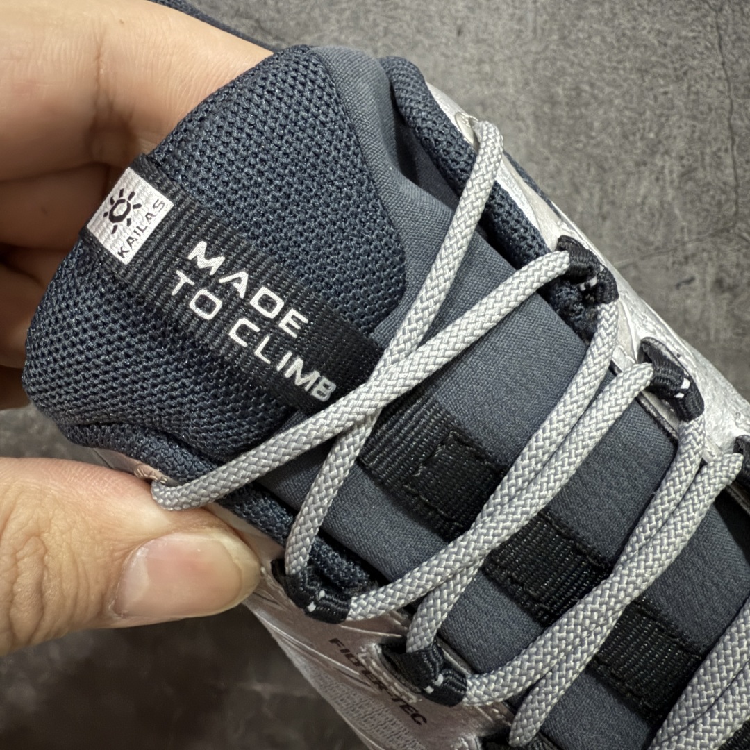 图片[5]-【GX纯原】凯乐石KAILAS 远征5 FLT 舒适简约经典登山 防滑耐磨防水 低帮 徒步鞋 市面唯一正确防泼水防水面料 正确防水内里布 真正做到内外防水 区别市场假防水 鞋面材质：运用耐磨防砂网布，能防止沙石进入鞋内，同时具备良好的透气性，可让脚部保持干爽。 \\t鞋底性能：搭载Vibram防滑耐磨大底，有出色的抓地力，仿鲨齿纹路设计，能应对各种复杂路面；鞋底还能提供良好的稳定性和支撑力，减少脚部疲劳。 \\t防水技术：采用FILTERTEC防水透气技术，防水指数高达8000mm H₂O，能有效防止雨水渗透，同时能保持脚面干爽。 \\t细节设计：鞋头采用橡胶防撞包边，保护脚趾免受伤害；鞋舌一体式设计，防止碎石泥沙进入；采用亚洲人脚型鞋楦设计，配合中腰包裹，提高舒适性。 适用场景：适合多日或单日轻装徒步，也可用于城市通勤，是一双兼顾户外与日常穿着的多功能鞋子。 尺码：40 41.5 42 42.5 43 44 44.5 45（女码第二轮出货）-选品中心