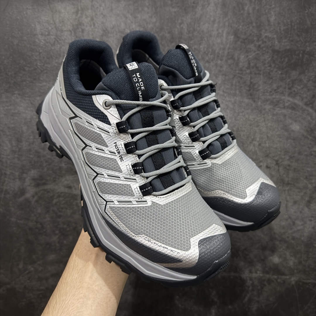 【GX纯原】凯乐石KAILAS 远征5 FLT 舒适简约经典登山 防滑耐磨防水 低帮 徒步鞋 市面唯一正确防泼水防水面料 正确防水内里布 真正做到内外防水 区别市场假防水 鞋面材质:运用耐磨防砂网布,能防止沙石进入鞋内,同时具备良好的透气性,可让脚部保持干爽。 \\t鞋底性能:搭载Vibram防滑耐磨大底,有出色的抓地力,仿鲨齿纹路设计,能应对各种复杂路面;鞋底还能提供良好的稳定性和支撑力,减少脚部疲劳。 \\t防水技术:采用FILTERTEC防水透气技术,防水指数高达8000mm H₂O,能有效防止雨水渗透,同时能保持脚面干爽。 \\t细节设计:鞋头采用橡胶防撞包边,保护脚趾免受伤害;鞋舌一体式设计,防止碎石泥沙进入;采用亚洲人脚型鞋楦设计,配合中腰包裹,提高舒适性。 适用场景:适合多日或单日轻装徒步,也可用于城市通勤,是一双兼顾户外与日常穿着的多功能鞋子。 尺码:40 41.5 42 42.5 43 44 44.5 45(女码第二轮出货)-选品中心