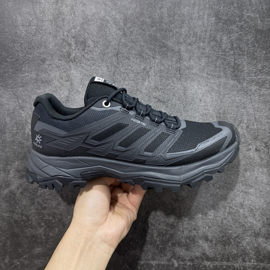 【GX纯原】凯乐石KAILAS 远征5 FLT 舒适简约经典登山 防滑耐磨防水 低帮 徒步鞋 市面唯一正确防泼水防水面料 正确防水内里布 真正做到内外防水 区别市场假防水 鞋面材质:运用耐磨防砂网布,能防止沙石进入鞋内,同时具备良好的透气性,可让脚部保持干爽。 \\t鞋底性能:搭载Vibram防滑耐磨大底,有出色的抓地力,仿鲨齿纹路设计,能应对各种复杂路面;鞋底还能提供良好的稳定性和支撑力,减少脚部疲劳。 \\t防水技术:采用FILTERTEC防水透气技术,防水指数高达8000mm H₂O,能有效防止雨水渗透,同时能保持脚面干爽。 \\t细节设计:鞋头采用橡胶防撞包边,保护脚趾免受伤害;鞋舌一体式设计,防止碎石泥沙进入;采用亚洲人脚型鞋楦设计,配合中腰包裹,提高舒适性。 适用场景:适合多日或单日轻装徒步,也可用于城市通勤,是一双兼顾户外与日常穿着的多功能鞋子。 尺码:40 41.5 42 42.5 43 44 44.5 45(女码第二轮出货)-选品中心