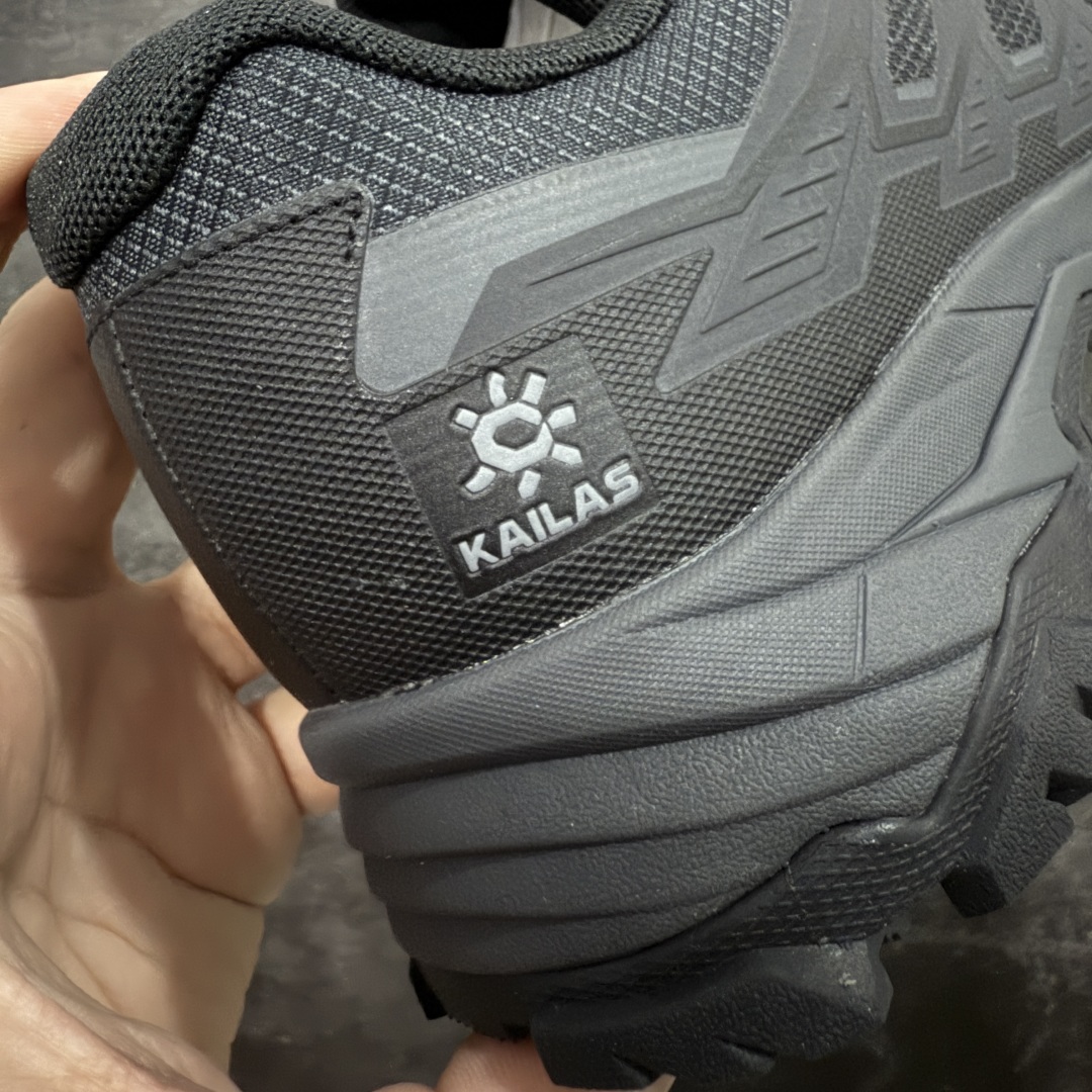 图片[2]-【GX纯原】凯乐石KAILAS 远征5 FLT 舒适简约经典登山 防滑耐磨防水 低帮 徒步鞋 市面唯一正确防泼水防水面料 正确防水内里布 真正做到内外防水 区别市场假防水 鞋面材质：运用耐磨防砂网布，能防止沙石进入鞋内，同时具备良好的透气性，可让脚部保持干爽。 \\t鞋底性能：搭载Vibram防滑耐磨大底，有出色的抓地力，仿鲨齿纹路设计，能应对各种复杂路面；鞋底还能提供良好的稳定性和支撑力，减少脚部疲劳。 \\t防水技术：采用FILTERTEC防水透气技术，防水指数高达8000mm H₂O，能有效防止雨水渗透，同时能保持脚面干爽。 \\t细节设计：鞋头采用橡胶防撞包边，保护脚趾免受伤害；鞋舌一体式设计，防止碎石泥沙进入；采用亚洲人脚型鞋楦设计，配合中腰包裹，提高舒适性。 适用场景：适合多日或单日轻装徒步，也可用于城市通勤，是一双兼顾户外与日常穿着的多功能鞋子。 尺码：40 41.5 42 42.5 43 44 44.5 45（女码第二轮出货）-选品中心