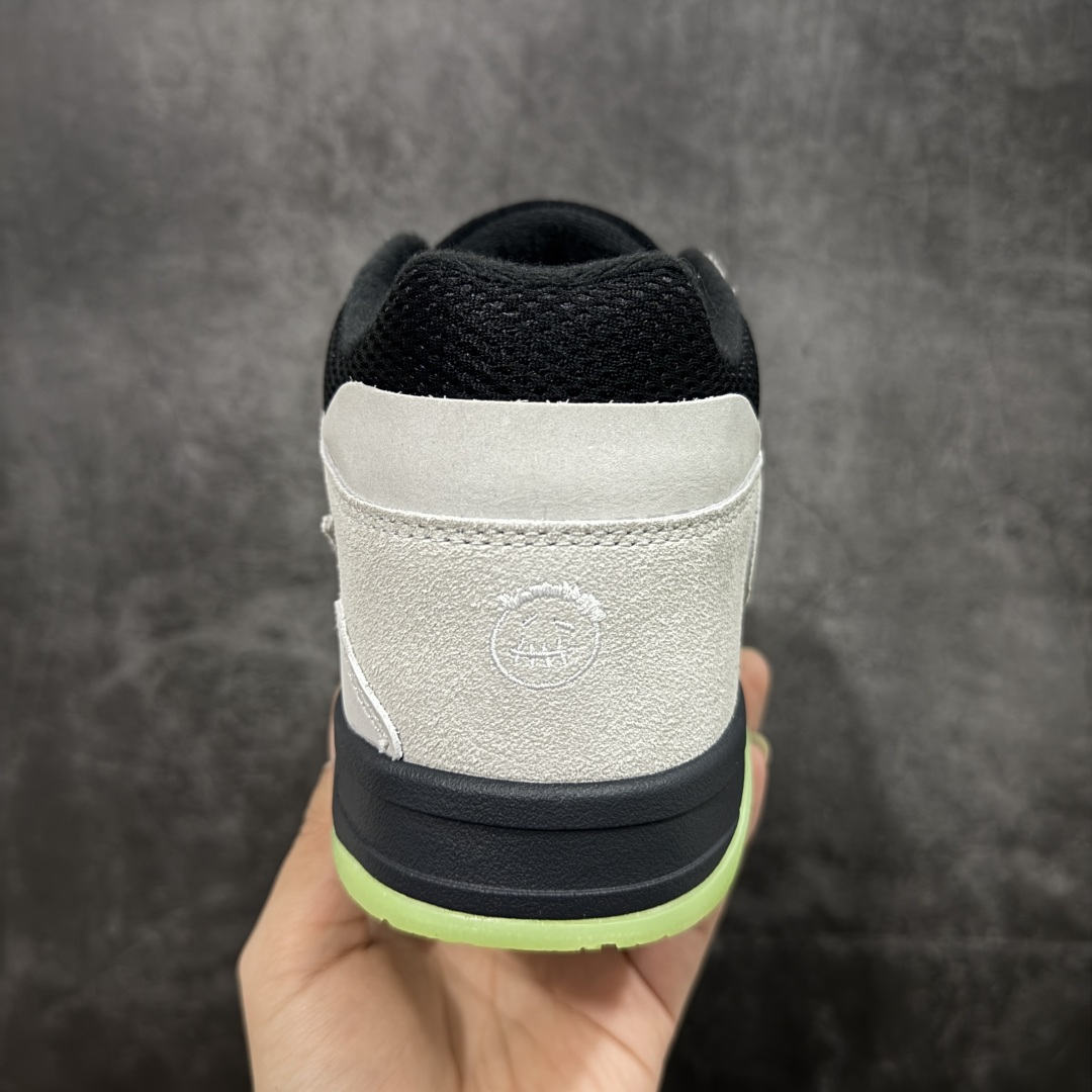 图片[4]-【GX纯原】Travis Scott x Jordan AJ Cut The Check TS倒钩联名魔术贴篮球鞋 荧光绿 IH7971-001 注意默认配原盒盒子配套布袋不用加钱 退货丢失扣30元 原厂全套原楦原纸板冲刀磨具开发 原厂皮料加持 原厂港宝加持定型后跟R度完美 同源原厂电绣 鬼脸飞翼针数密度立体效果一致 百分百一致原鞋 原厂拉帮工艺 针距密度一致 后跟弧度收口自然不对折 极致一眼正品既视感 进口玻璃冲刀皮料裁剪零毛边 全鞋电脑针车工艺 品控清洁度最高QC检验标准 免检产品 原厂订购鞋盒、布袋、鞋标、防尘纸、鞋撑、鞋带 追求极致的原厂味道 配色方面采用白色为基础 搭配棕色框架呈现 完美还原了初代倒钩的配色设计 细节方面 标志性的反钩Swoosh采用米色点缀 鞋面还带有特殊的魔术贴细节 此外在鞋舌、后跟部分均带有Cactus Jack厂牌Logo 彰显鞋款特殊身份 尺码： 40 40.5 41 42 42.5 43 44 44.5 45 46 47.5-选品中心