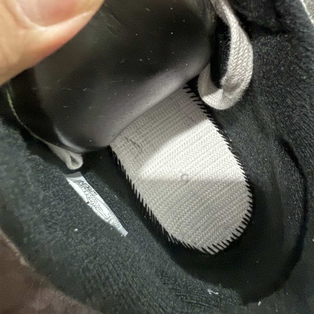 图片[8]-【GX纯原】Travis Scott x Jordan AJ Cut The Check TS倒钩联名魔术贴篮球鞋 荧光绿 IH7971-001 注意默认配原盒盒子配套布袋不用加钱 退货丢失扣30元 原厂全套原楦原纸板冲刀磨具开发 原厂皮料加持 原厂港宝加持定型后跟R度完美 同源原厂电绣 鬼脸飞翼针数密度立体效果一致 百分百一致原鞋 原厂拉帮工艺 针距密度一致 后跟弧度收口自然不对折 极致一眼正品既视感 进口玻璃冲刀皮料裁剪零毛边 全鞋电脑针车工艺 品控清洁度最高QC检验标准 免检产品 原厂订购鞋盒、布袋、鞋标、防尘纸、鞋撑、鞋带 追求极致的原厂味道 配色方面采用白色为基础 搭配棕色框架呈现 完美还原了初代倒钩的配色设计 细节方面 标志性的反钩Swoosh采用米色点缀 鞋面还带有特殊的魔术贴细节 此外在鞋舌、后跟部分均带有Cactus Jack厂牌Logo 彰显鞋款特殊身份 尺码： 40 40.5 41 42 42.5 43 44 44.5 45 46 47.5-选品中心