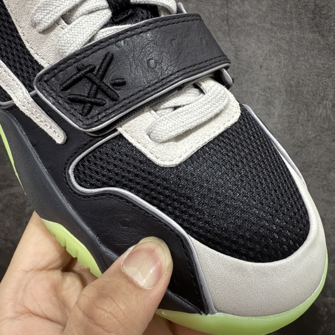 图片[4]-【GX纯原】Travis Scott x Jordan AJ Cut The Check TS倒钩联名魔术贴篮球鞋 荧光绿 IH7971-001 注意默认配原盒盒子配套布袋不用加钱 退货丢失扣30元 原厂全套原楦原纸板冲刀磨具开发 原厂皮料加持 原厂港宝加持定型后跟R度完美 同源原厂电绣 鬼脸飞翼针数密度立体效果一致 百分百一致原鞋 原厂拉帮工艺 针距密度一致 后跟弧度收口自然不对折 极致一眼正品既视感 进口玻璃冲刀皮料裁剪零毛边 全鞋电脑针车工艺 品控清洁度最高QC检验标准 免检产品 原厂订购鞋盒、布袋、鞋标、防尘纸、鞋撑、鞋带 追求极致的原厂味道 配色方面采用白色为基础 搭配棕色框架呈现 完美还原了初代倒钩的配色设计 细节方面 标志性的反钩Swoosh采用米色点缀 鞋面还带有特殊的魔术贴细节 此外在鞋舌、后跟部分均带有Cactus Jack厂牌Logo 彰显鞋款特殊身份 尺码： 40 40.5 41 42 42.5 43 44 44.5 45 46 47.5-选品中心