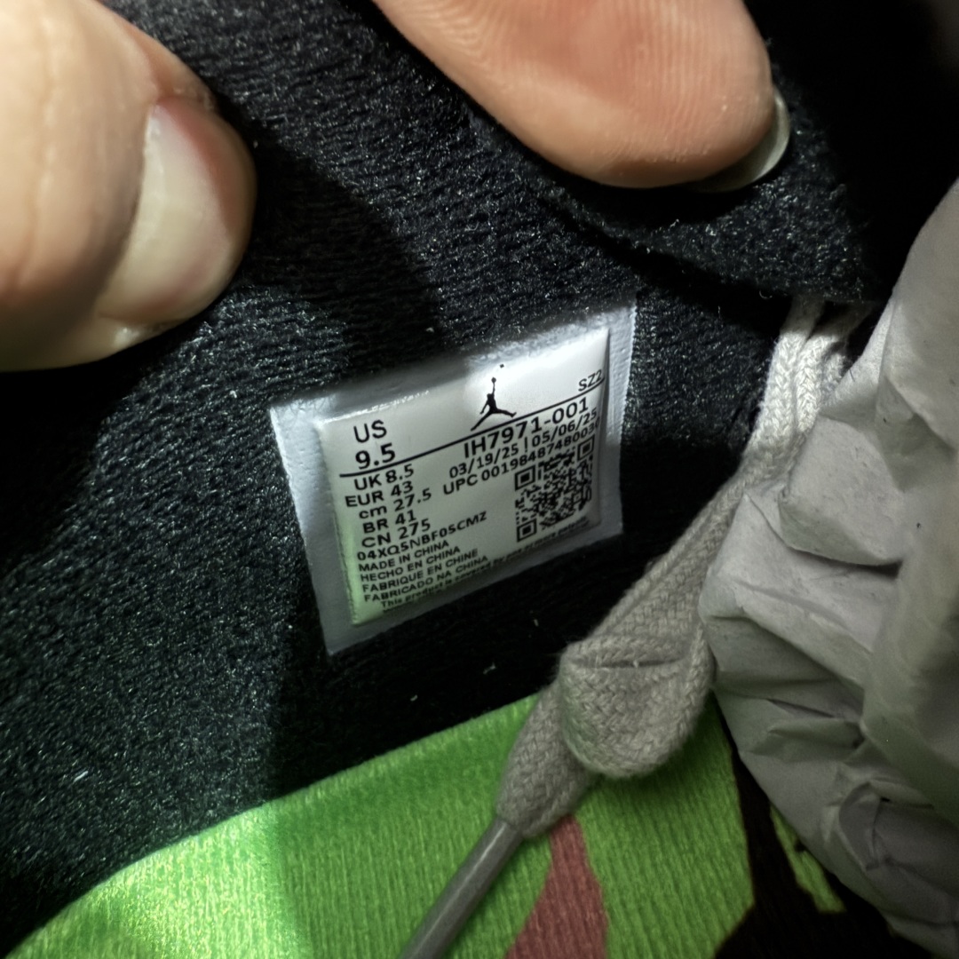 图片[6]-【GX纯原】Travis Scott x Jordan AJ Cut The Check TS倒钩联名魔术贴篮球鞋 荧光绿 IH7971-001 注意默认配原盒盒子配套布袋不用加钱 退货丢失扣30元 原厂全套原楦原纸板冲刀磨具开发 原厂皮料加持 原厂港宝加持定型后跟R度完美 同源原厂电绣 鬼脸飞翼针数密度立体效果一致 百分百一致原鞋 原厂拉帮工艺 针距密度一致 后跟弧度收口自然不对折 极致一眼正品既视感 进口玻璃冲刀皮料裁剪零毛边 全鞋电脑针车工艺 品控清洁度最高QC检验标准 免检产品 原厂订购鞋盒、布袋、鞋标、防尘纸、鞋撑、鞋带 追求极致的原厂味道 配色方面采用白色为基础 搭配棕色框架呈现 完美还原了初代倒钩的配色设计 细节方面 标志性的反钩Swoosh采用米色点缀 鞋面还带有特殊的魔术贴细节 此外在鞋舌、后跟部分均带有Cactus Jack厂牌Logo 彰显鞋款特殊身份 尺码： 40 40.5 41 42 42.5 43 44 44.5 45 46 47.5-选品中心