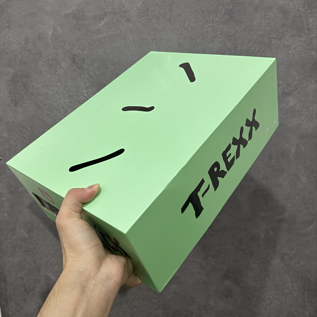 图片[11]-【GX纯原】Travis Scott x Jordan AJ Cut The Check TS倒钩联名魔术贴篮球鞋 荧光绿 IH7971-001 注意默认配原盒盒子配套布袋不用加钱 退货丢失扣30元 原厂全套原楦原纸板冲刀磨具开发 原厂皮料加持 原厂港宝加持定型后跟R度完美 同源原厂电绣 鬼脸飞翼针数密度立体效果一致 百分百一致原鞋 原厂拉帮工艺 针距密度一致 后跟弧度收口自然不对折 极致一眼正品既视感 进口玻璃冲刀皮料裁剪零毛边 全鞋电脑针车工艺 品控清洁度最高QC检验标准 免检产品 原厂订购鞋盒、布袋、鞋标、防尘纸、鞋撑、鞋带 追求极致的原厂味道 配色方面采用白色为基础 搭配棕色框架呈现 完美还原了初代倒钩的配色设计 细节方面 标志性的反钩Swoosh采用米色点缀 鞋面还带有特殊的魔术贴细节 此外在鞋舌、后跟部分均带有Cactus Jack厂牌Logo 彰显鞋款特殊身份 尺码： 40 40.5 41 42 42.5 43 44 44.5 45 46 47.5-选品中心