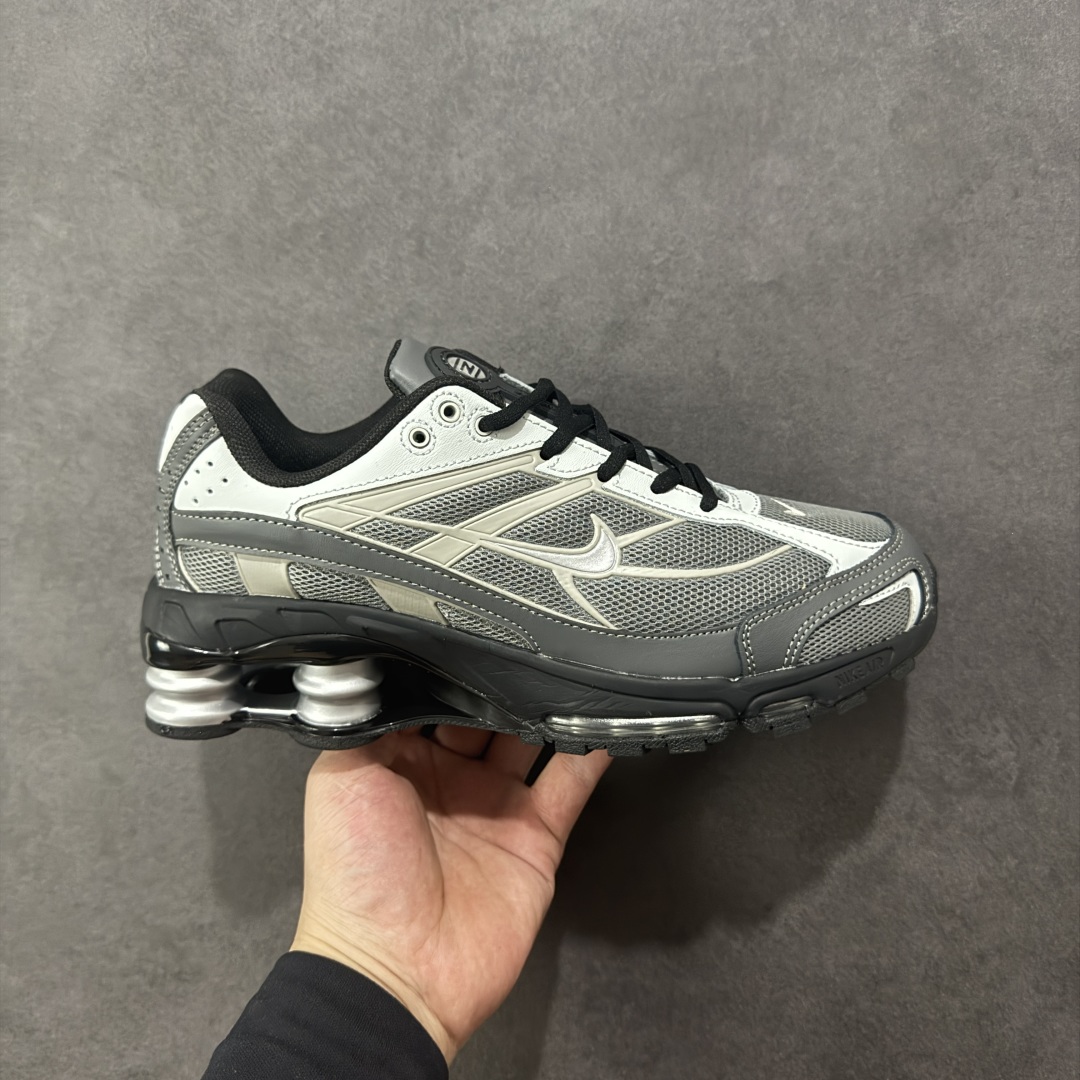 【外贸版本】Nike Shox Ride 2 Sp x Supreme联名款 气柱缓震跑步鞋 Shox系列 舒适与时尚的完美结合,这款现代经典之作,凭借脚跟下方的四个支撑柱和前脚掌的Max Air技术,提供卓越的响应性缓震。鞋面采用真皮与合成革的混合材料,柔软且耐用。此外,鞋身的网眼材料和脚踝周围的通风孔得到了增强,能够保持脚部凉爽。泡绵中底,橡胶外底。 尺码:36-45无半码-选品中心
