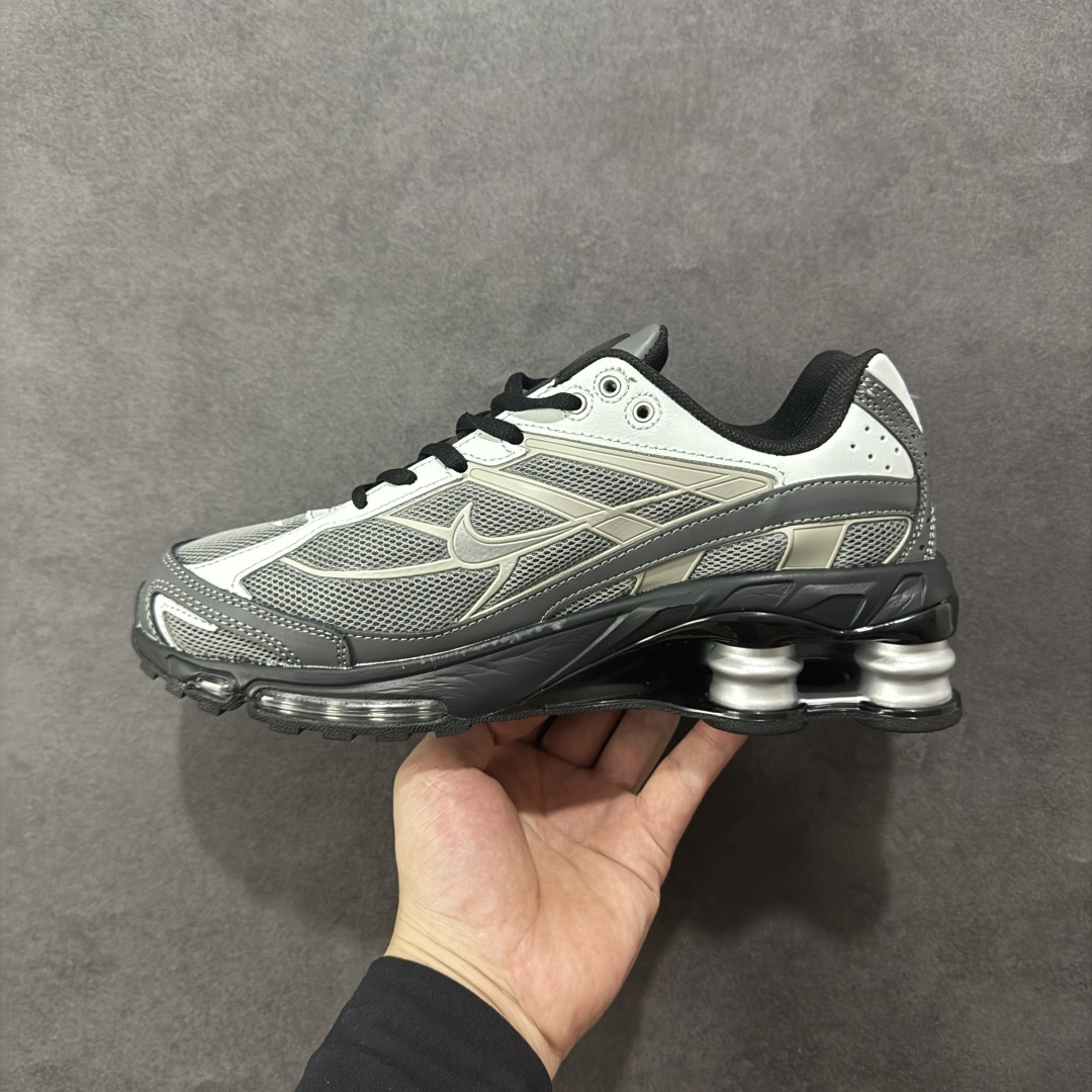 图片[2]-【外贸版本】Nike Shox Ride 2 Sp x Supreme联名款 气柱缓震跑步鞋 Shox系列 舒适与时尚的完美结合，这款现代经典之作，凭借脚跟下方的四个支撑柱和前脚掌的Max Air技术，提供卓越的响应性缓震。鞋面采用真皮与合成革的混合材料，柔软且耐用。此外，鞋身的网眼材料和脚踝周围的通风孔得到了增强，能够保持脚部凉爽。泡绵中底，橡胶外底。 尺码：36-45无半码-选品中心