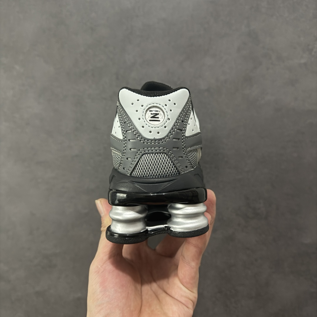 图片[4]-【外贸版本】Nike Shox Ride 2 Sp x Supreme联名款 气柱缓震跑步鞋 Shox系列 舒适与时尚的完美结合，这款现代经典之作，凭借脚跟下方的四个支撑柱和前脚掌的Max Air技术，提供卓越的响应性缓震。鞋面采用真皮与合成革的混合材料，柔软且耐用。此外，鞋身的网眼材料和脚踝周围的通风孔得到了增强，能够保持脚部凉爽。泡绵中底，橡胶外底。 尺码：36-45无半码-选品中心
