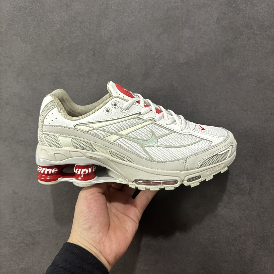 【外贸版本】Nike Shox Ride 2 Sp x Supreme联名款 气柱缓震跑步鞋 Shox系列 舒适与时尚的完美结合,这款现代经典之作,凭借脚跟下方的四个支撑柱和前脚掌的Max Air技术,提供卓越的响应性缓震。鞋面采用真皮与合成革的混合材料,柔软且耐用。此外,鞋身的网眼材料和脚踝周围的通风孔得到了增强,能够保持脚部凉爽。泡绵中底,橡胶外底。 尺码:36-45无半码-选品中心