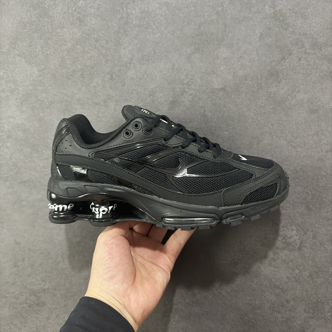【外贸版本】Nike Shox Ride 2 Sp x Supreme联名款 气柱缓震跑步鞋 Shox系列 舒适与时尚的完美结合,这款现代经典之作,凭借脚跟下方的四个支撑柱和前脚掌的Max Air技术,提供卓越的响应性缓震。鞋面采用真皮与合成革的混合材料,柔软且耐用。此外,鞋身的网眼材料和脚踝周围的通风孔得到了增强,能够保持脚部凉爽。泡绵中底,橡胶外底。 尺码:36-45无半码-选品中心