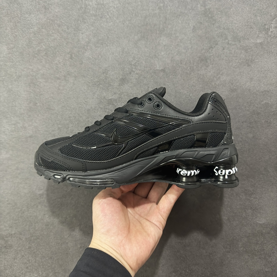 图片[2]-【外贸版本】Nike Shox Ride 2 Sp x Supreme联名款 气柱缓震跑步鞋 Shox系列 舒适与时尚的完美结合，这款现代经典之作，凭借脚跟下方的四个支撑柱和前脚掌的Max Air技术，提供卓越的响应性缓震。鞋面采用真皮与合成革的混合材料，柔软且耐用。此外，鞋身的网眼材料和脚踝周围的通风孔得到了增强，能够保持脚部凉爽。泡绵中底，橡胶外底。 尺码：36-45无半码-选品中心