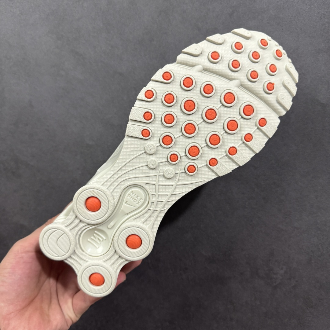 图片[9]-【外贸版本】Nike Shox Ride 2 Sp x Supreme联名款 气柱缓震跑步鞋 Shox系列 舒适与时尚的完美结合，这款现代经典之作，凭借脚跟下方的四个支撑柱和前脚掌的Max Air技术，提供卓越的响应性缓震。鞋面采用真皮与合成革的混合材料，柔软且耐用。此外，鞋身的网眼材料和脚踝周围的通风孔得到了增强，能够保持脚部凉爽。泡绵中底，橡胶外底。 尺码：36-45无半码-选品中心