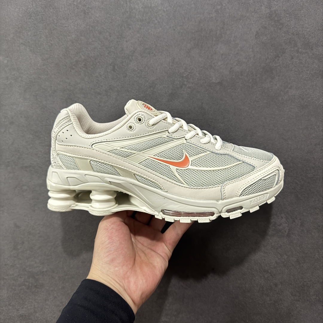 【外贸版本】Nike Shox Ride 2 Sp x Supreme联名款 气柱缓震跑步鞋 Shox系列 舒适与时尚的完美结合,这款现代经典之作,凭借脚跟下方的四个支撑柱和前脚掌的Max Air技术,提供卓越的响应性缓震。鞋面采用真皮与合成革的混合材料,柔软且耐用。此外,鞋身的网眼材料和脚踝周围的通风孔得到了增强,能够保持脚部凉爽。泡绵中底,橡胶外底。 尺码:36-45无半码-选品中心