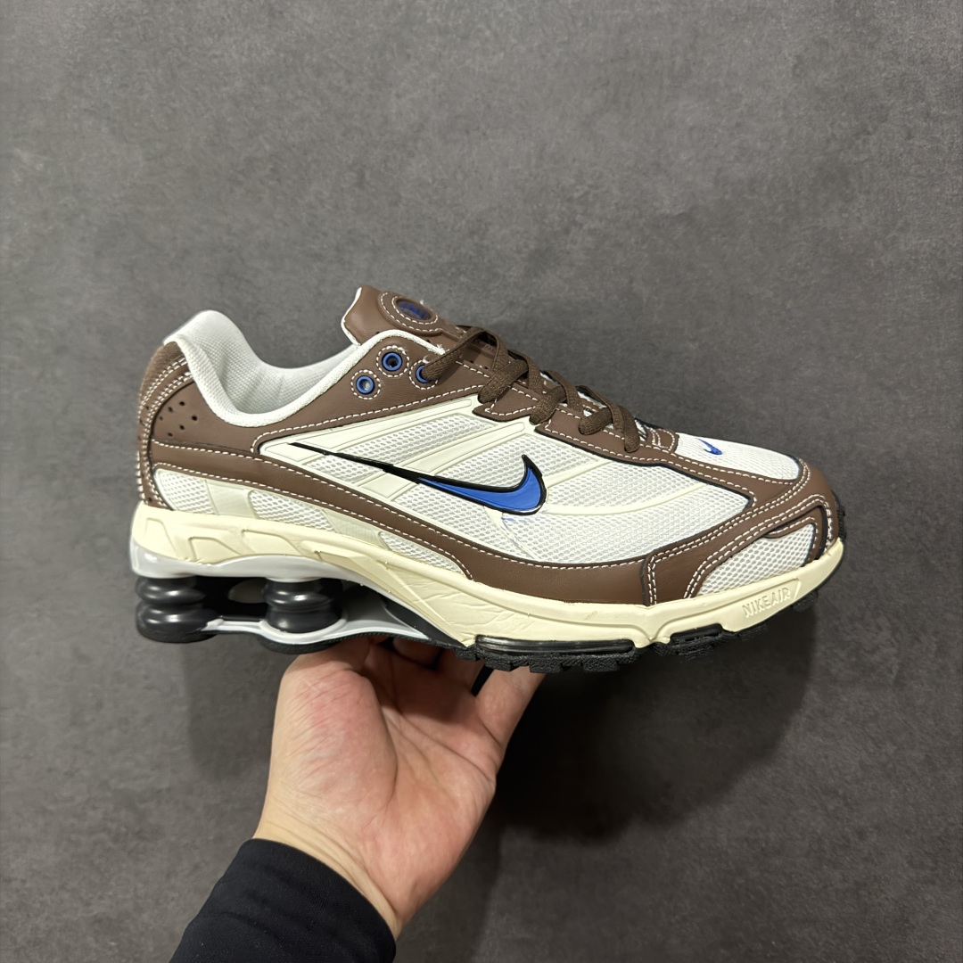 【外贸版本】Nike Shox Ride 2 Sp x Supreme联名款 气柱缓震跑步鞋 Shox系列 舒适与时尚的完美结合,这款现代经典之作,凭借脚跟下方的四个支撑柱和前脚掌的Max Air技术,提供卓越的响应性缓震。鞋面采用真皮与合成革的混合材料,柔软且耐用。此外,鞋身的网眼材料和脚踝周围的通风孔得到了增强,能够保持脚部凉爽。泡绵中底,橡胶外底。 尺码:36-45无半码-选品中心