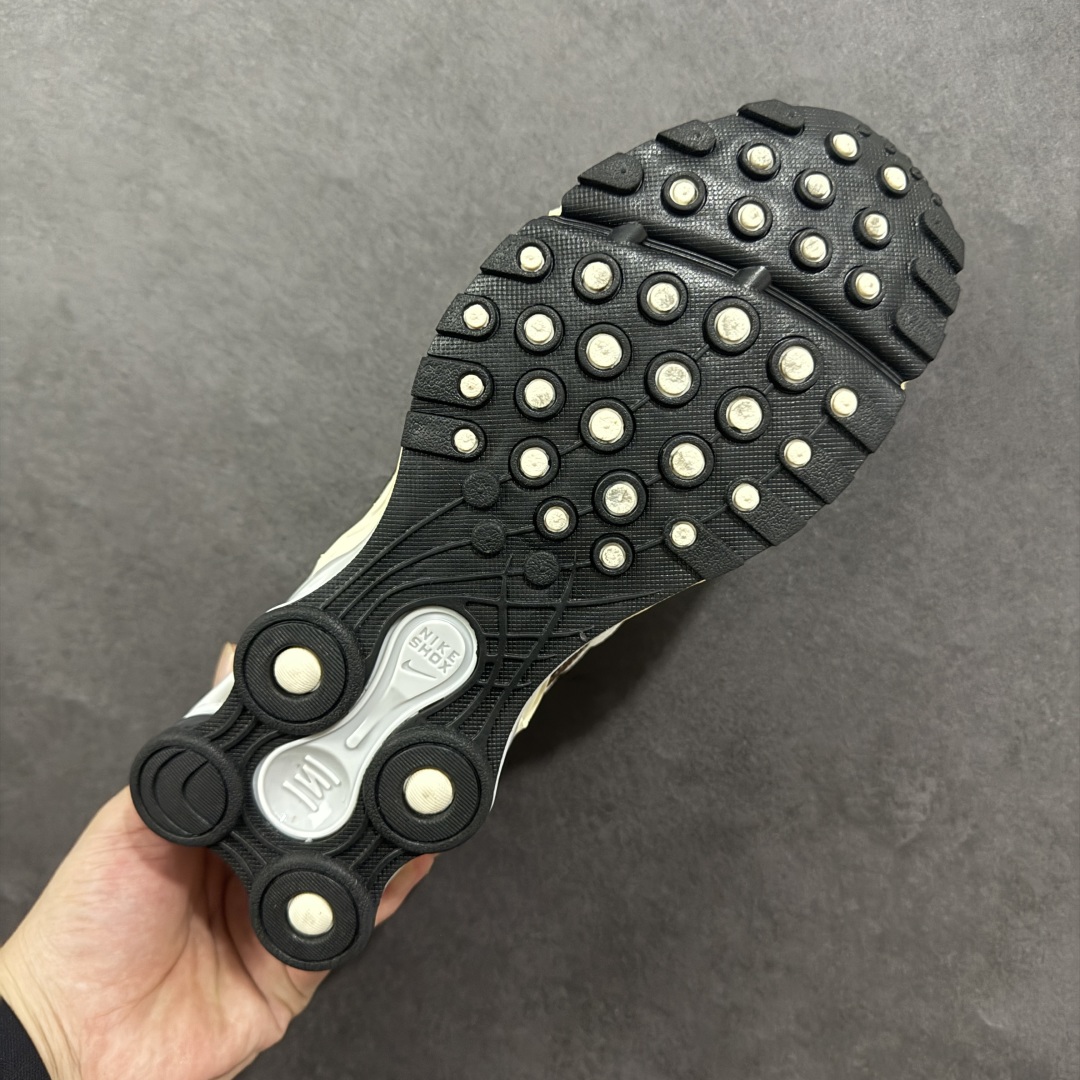 图片[9]-【外贸版本】Nike Shox Ride 2 Sp x Supreme联名款 气柱缓震跑步鞋 Shox系列 舒适与时尚的完美结合，这款现代经典之作，凭借脚跟下方的四个支撑柱和前脚掌的Max Air技术，提供卓越的响应性缓震。鞋面采用真皮与合成革的混合材料，柔软且耐用。此外，鞋身的网眼材料和脚踝周围的通风孔得到了增强，能够保持脚部凉爽。泡绵中底，橡胶外底。 尺码：36-45无半码-选品中心
