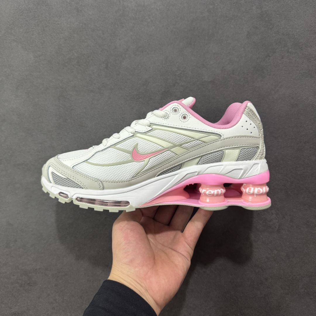 图片[2]-【外贸版本】Nike Shox Ride 2 Sp x Supreme联名款 气柱缓震跑步鞋 Shox系列 舒适与时尚的完美结合，这款现代经典之作，凭借脚跟下方的四个支撑柱和前脚掌的Max Air技术，提供卓越的响应性缓震。鞋面采用真皮与合成革的混合材料，柔软且耐用。此外，鞋身的网眼材料和脚踝周围的通风孔得到了增强，能够保持脚部凉爽。泡绵中底，橡胶外底。 货号：DN1615-200 尺码：36-40无半码-选品中心