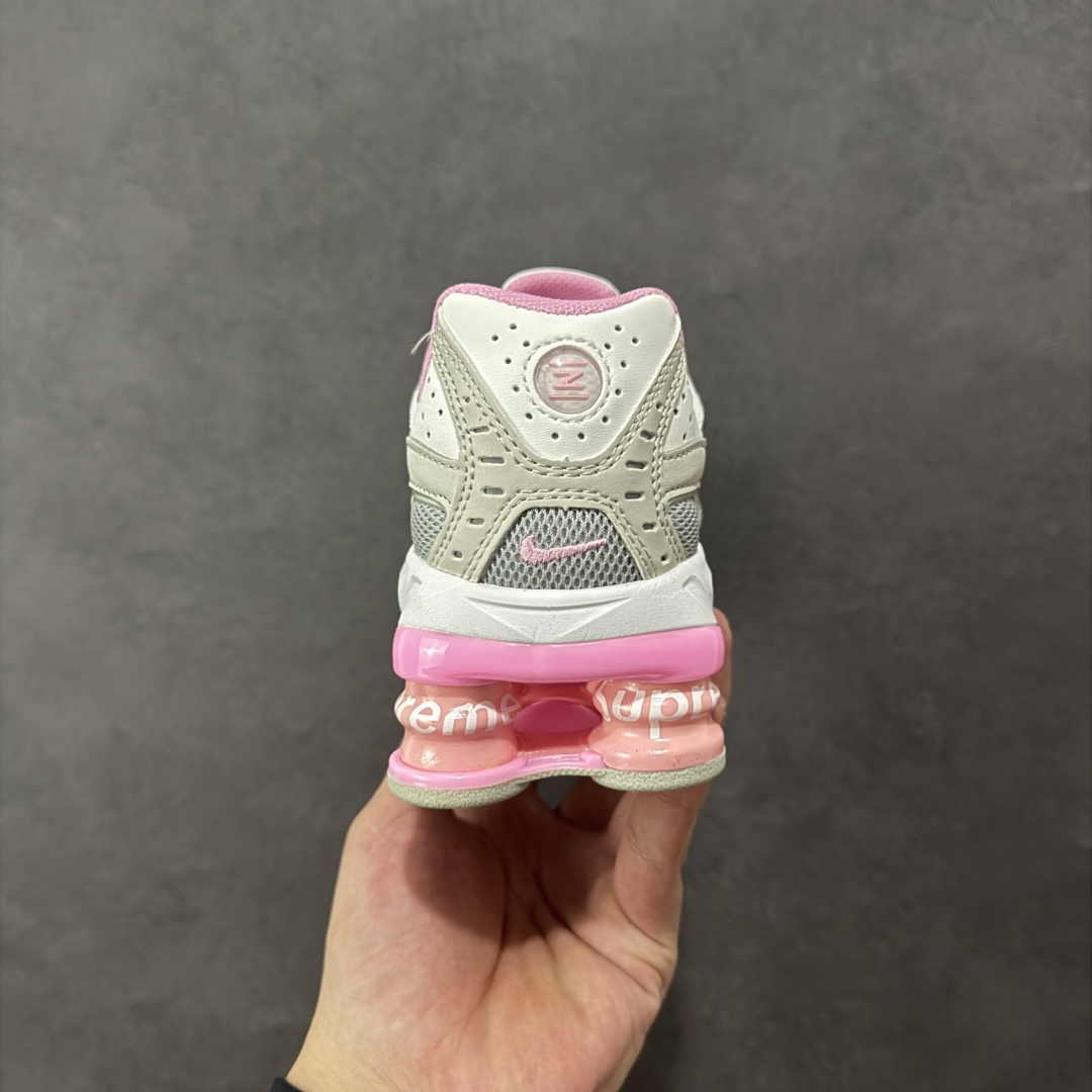 图片[4]-【外贸版本】Nike Shox Ride 2 Sp x Supreme联名款 气柱缓震跑步鞋 Shox系列 舒适与时尚的完美结合，这款现代经典之作，凭借脚跟下方的四个支撑柱和前脚掌的Max Air技术，提供卓越的响应性缓震。鞋面采用真皮与合成革的混合材料，柔软且耐用。此外，鞋身的网眼材料和脚踝周围的通风孔得到了增强，能够保持脚部凉爽。泡绵中底，橡胶外底。 货号：DN1615-200 尺码：36-40无半码-选品中心