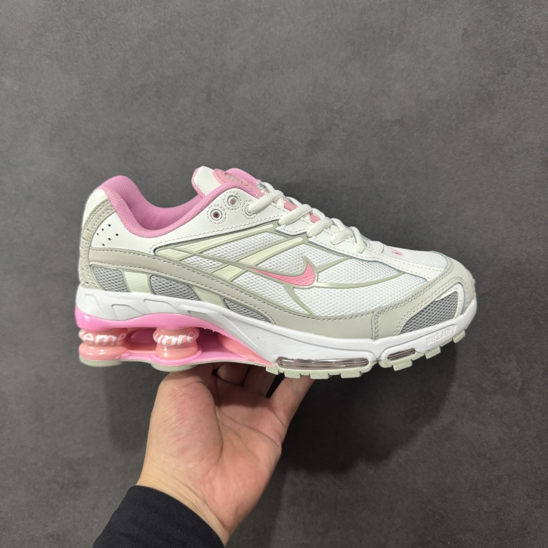 【外贸版本】Nike Shox Ride 2 Sp x Supreme联名款 气柱缓震跑步鞋 Shox系列 舒适与时尚的完美结合,这款现代经典之作,凭借脚跟下方的四个支撑柱和前脚掌的Max Air技术,提供卓越的响应性缓震。鞋面采用真皮与合成革的混合材料,柔软且耐用。此外,鞋身的网眼材料和脚踝周围的通风孔得到了增强,能够保持脚部凉爽。泡绵中底,橡胶外底。 货号:DN1615-200 尺码:36-40无半码-选品中心