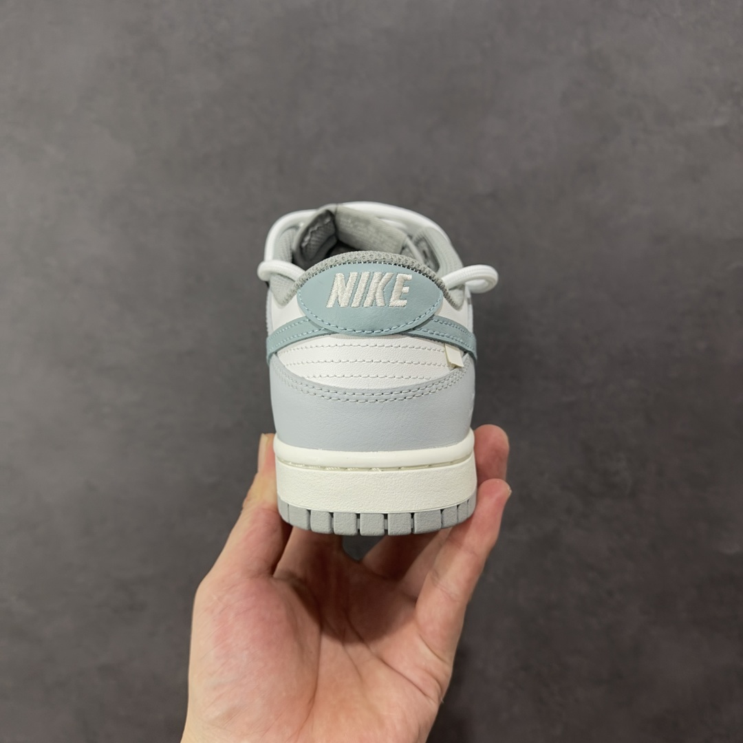 图片[4]-【YC纯原】NK Dunk Low 诗行远方 GG0508-037 此款采用经典Dunk 廓形为基底，以中性色哲学重新解构穿搭公式，将漫步山野的诗意凝于步履。鞋身以纯净白色为基调，鞋面覆盖大面积灰绿色修饰，似林间雾蔼，静谧而富有生机。Swoosh则以更深一度的灰绿勾勒，形成如中国水墨画般的渐变层次，意境悠远。后跟处清晰烙印的箴言，更是一种无声宣言———生而自由，爱而无畏。定制系列天花板 无原鞋不开发 全系列得物原鞋一比一校对开发 配色持续更新中 终端对接 优势输出 全套原厂楦头原纸板数据档案倾力打造 原汁原味莞产 极致还原 圈内最强针车工艺 高端零售指定版 广东原厂配套原盒原标 鞋盒分三个尺码段 原厂冲刀 超高清洁度 全鞋零毛边皮料切割 采用原厂百宏鞋带以及原厂百宏织唛舌标 内标可供原厂几率过验 进口原装条纹中底布 四线拉帮白色点胶 原厂拉帮手法遵循公司 原厂电绣 极致还原 尺码：36 36.5 37.5 38 38.5 39 40 40.5 41 42 42.5 43 44-选品中心