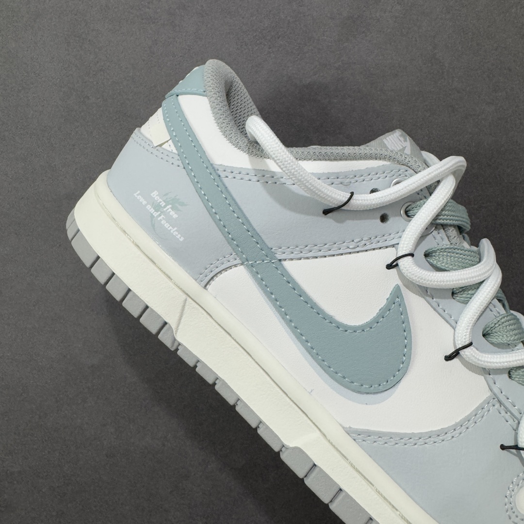 图片[6]-【YC纯原】NK Dunk Low 诗行远方 GG0508-037 此款采用经典Dunk 廓形为基底，以中性色哲学重新解构穿搭公式，将漫步山野的诗意凝于步履。鞋身以纯净白色为基调，鞋面覆盖大面积灰绿色修饰，似林间雾蔼，静谧而富有生机。Swoosh则以更深一度的灰绿勾勒，形成如中国水墨画般的渐变层次，意境悠远。后跟处清晰烙印的箴言，更是一种无声宣言———生而自由，爱而无畏。定制系列天花板 无原鞋不开发 全系列得物原鞋一比一校对开发 配色持续更新中 终端对接 优势输出 全套原厂楦头原纸板数据档案倾力打造 原汁原味莞产 极致还原 圈内最强针车工艺 高端零售指定版 广东原厂配套原盒原标 鞋盒分三个尺码段 原厂冲刀 超高清洁度 全鞋零毛边皮料切割 采用原厂百宏鞋带以及原厂百宏织唛舌标 内标可供原厂几率过验 进口原装条纹中底布 四线拉帮白色点胶 原厂拉帮手法遵循公司 原厂电绣 极致还原 尺码：36 36.5 37.5 38 38.5 39 40 40.5 41 42 42.5 43 44-选品中心