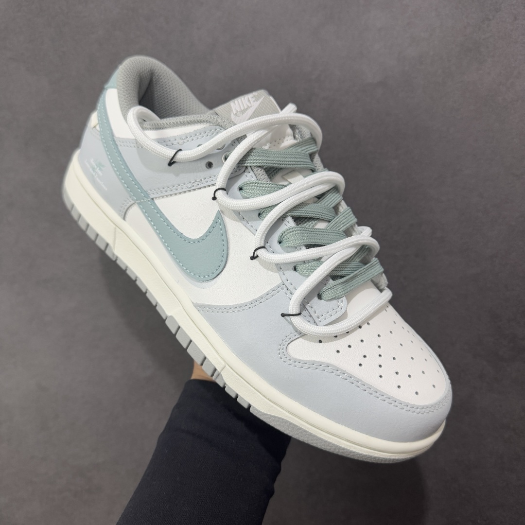 图片[3]-【YC纯原】NK Dunk Low 诗行远方 GG0508-037 此款采用经典Dunk 廓形为基底，以中性色哲学重新解构穿搭公式，将漫步山野的诗意凝于步履。鞋身以纯净白色为基调，鞋面覆盖大面积灰绿色修饰，似林间雾蔼，静谧而富有生机。Swoosh则以更深一度的灰绿勾勒，形成如中国水墨画般的渐变层次，意境悠远。后跟处清晰烙印的箴言，更是一种无声宣言———生而自由，爱而无畏。定制系列天花板 无原鞋不开发 全系列得物原鞋一比一校对开发 配色持续更新中 终端对接 优势输出 全套原厂楦头原纸板数据档案倾力打造 原汁原味莞产 极致还原 圈内最强针车工艺 高端零售指定版 广东原厂配套原盒原标 鞋盒分三个尺码段 原厂冲刀 超高清洁度 全鞋零毛边皮料切割 采用原厂百宏鞋带以及原厂百宏织唛舌标 内标可供原厂几率过验 进口原装条纹中底布 四线拉帮白色点胶 原厂拉帮手法遵循公司 原厂电绣 极致还原 尺码：36 36.5 37.5 38 38.5 39 40 40.5 41 42 42.5 43 44-选品中心