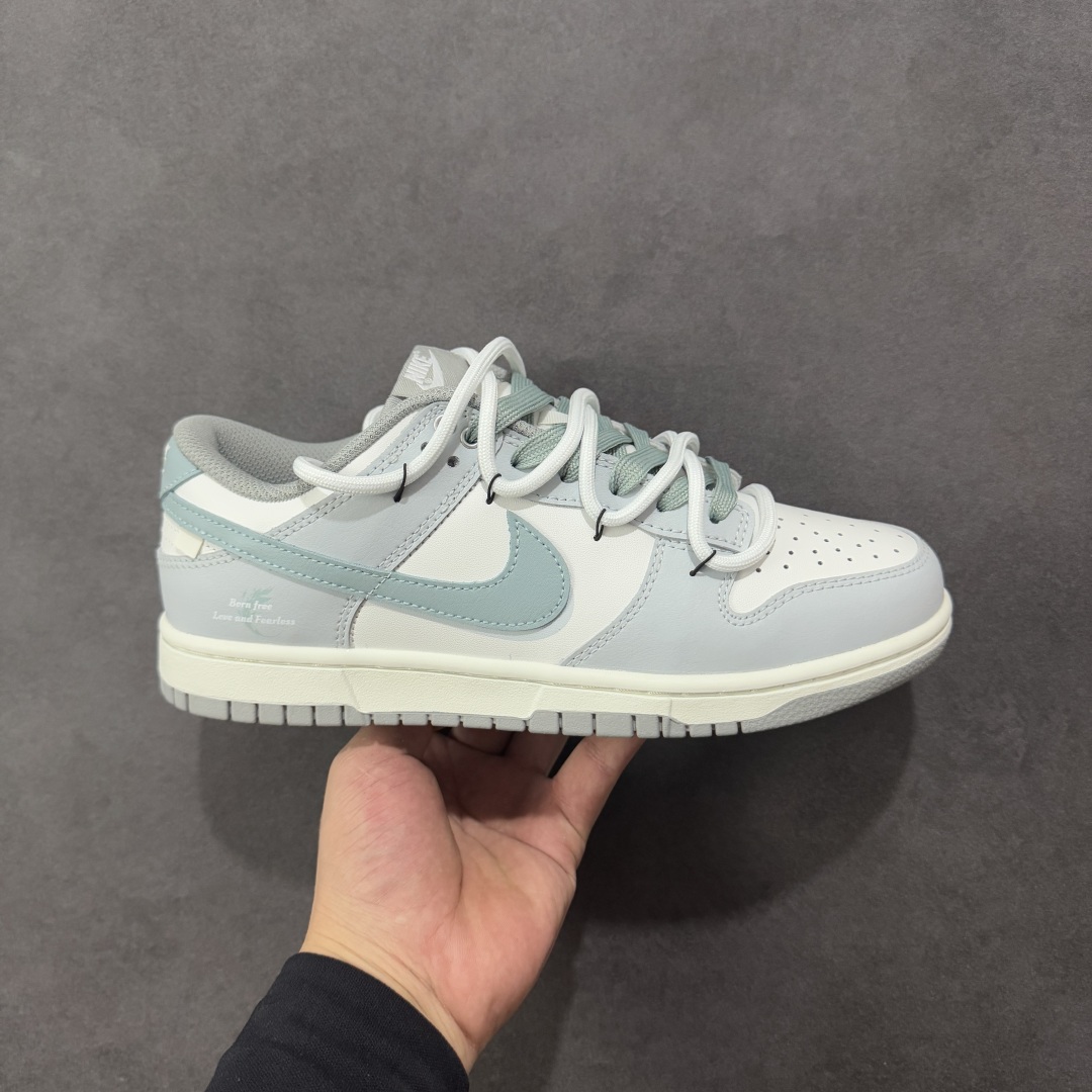 【YC纯原】NK Dunk Low 诗行远方 GG0508-037 此款采用经典Dunk 廓形为基底,以中性色哲学重新解构穿搭公式,将漫步山野的诗意凝于步履。鞋身以纯净白色为基调,鞋面覆盖大面积灰绿色修饰,似林间雾蔼,静谧而富有生机。Swoosh则以更深一度的灰绿勾勒,形成如中国水墨画般的渐变层次,意境悠远。后跟处清晰烙印的箴言,更是一种无声宣言———生而自由,爱而无畏。定制系列天花板 无原鞋不开发 全系列得物原鞋一比一校对开发 配色持续更新中 终端对接 优势输出 全套原厂楦头原纸板数据档案倾力打造 原汁原味莞产 极致还原 圈内最强针车工艺 高端零售指定版 广东原厂配套原盒原标 鞋盒分三个尺码段 原厂冲刀 超高清洁度 全鞋零毛边皮料切割 采用原厂百宏鞋带以及原厂百宏织唛舌标 内标可供原厂几率过验 进口原装条纹中底布 四线拉帮白色点胶 原厂拉帮手法遵循公司 原厂电绣 极致还原 尺码:36 36.5 37.5 38 38.5 39 40 40.5 41 42 42.5 43 44-选品中心