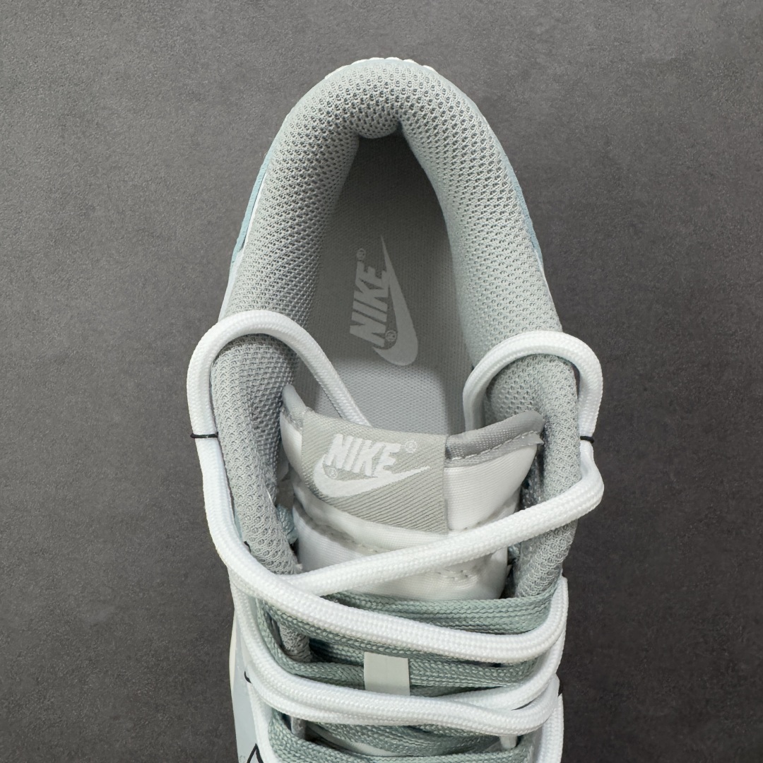 图片[7]-【YC纯原】NK Dunk Low 诗行远方 GG0508-037 此款采用经典Dunk 廓形为基底，以中性色哲学重新解构穿搭公式，将漫步山野的诗意凝于步履。鞋身以纯净白色为基调，鞋面覆盖大面积灰绿色修饰，似林间雾蔼，静谧而富有生机。Swoosh则以更深一度的灰绿勾勒，形成如中国水墨画般的渐变层次，意境悠远。后跟处清晰烙印的箴言，更是一种无声宣言———生而自由，爱而无畏。定制系列天花板 无原鞋不开发 全系列得物原鞋一比一校对开发 配色持续更新中 终端对接 优势输出 全套原厂楦头原纸板数据档案倾力打造 原汁原味莞产 极致还原 圈内最强针车工艺 高端零售指定版 广东原厂配套原盒原标 鞋盒分三个尺码段 原厂冲刀 超高清洁度 全鞋零毛边皮料切割 采用原厂百宏鞋带以及原厂百宏织唛舌标 内标可供原厂几率过验 进口原装条纹中底布 四线拉帮白色点胶 原厂拉帮手法遵循公司 原厂电绣 极致还原 尺码：36 36.5 37.5 38 38.5 39 40 40.5 41 42 42.5 43 44-选品中心