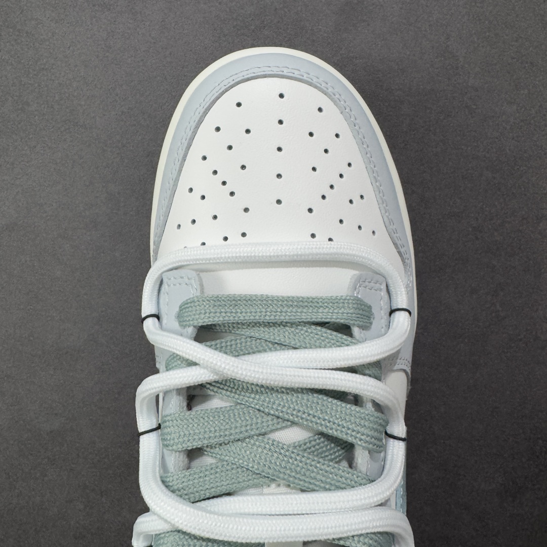 图片[8]-【YC纯原】NK Dunk Low 诗行远方 GG0508-037 此款采用经典Dunk 廓形为基底，以中性色哲学重新解构穿搭公式，将漫步山野的诗意凝于步履。鞋身以纯净白色为基调，鞋面覆盖大面积灰绿色修饰，似林间雾蔼，静谧而富有生机。Swoosh则以更深一度的灰绿勾勒，形成如中国水墨画般的渐变层次，意境悠远。后跟处清晰烙印的箴言，更是一种无声宣言———生而自由，爱而无畏。定制系列天花板 无原鞋不开发 全系列得物原鞋一比一校对开发 配色持续更新中 终端对接 优势输出 全套原厂楦头原纸板数据档案倾力打造 原汁原味莞产 极致还原 圈内最强针车工艺 高端零售指定版 广东原厂配套原盒原标 鞋盒分三个尺码段 原厂冲刀 超高清洁度 全鞋零毛边皮料切割 采用原厂百宏鞋带以及原厂百宏织唛舌标 内标可供原厂几率过验 进口原装条纹中底布 四线拉帮白色点胶 原厂拉帮手法遵循公司 原厂电绣 极致还原 尺码：36 36.5 37.5 38 38.5 39 40 40.5 41 42 42.5 43 44-选品中心