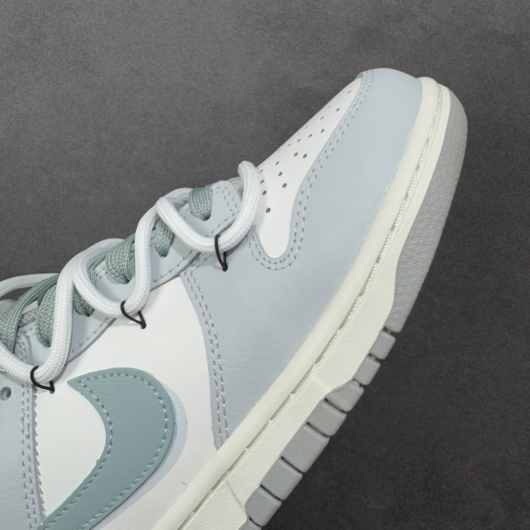 图片[5]-【YC纯原】NK Dunk Low 诗行远方 GG0508-037 此款采用经典Dunk 廓形为基底，以中性色哲学重新解构穿搭公式，将漫步山野的诗意凝于步履。鞋身以纯净白色为基调，鞋面覆盖大面积灰绿色修饰，似林间雾蔼，静谧而富有生机。Swoosh则以更深一度的灰绿勾勒，形成如中国水墨画般的渐变层次，意境悠远。后跟处清晰烙印的箴言，更是一种无声宣言———生而自由，爱而无畏。定制系列天花板 无原鞋不开发 全系列得物原鞋一比一校对开发 配色持续更新中 终端对接 优势输出 全套原厂楦头原纸板数据档案倾力打造 原汁原味莞产 极致还原 圈内最强针车工艺 高端零售指定版 广东原厂配套原盒原标 鞋盒分三个尺码段 原厂冲刀 超高清洁度 全鞋零毛边皮料切割 采用原厂百宏鞋带以及原厂百宏织唛舌标 内标可供原厂几率过验 进口原装条纹中底布 四线拉帮白色点胶 原厂拉帮手法遵循公司 原厂电绣 极致还原 尺码：36 36.5 37.5 38 38.5 39 40 40.5 41 42 42.5 43 44-选品中心